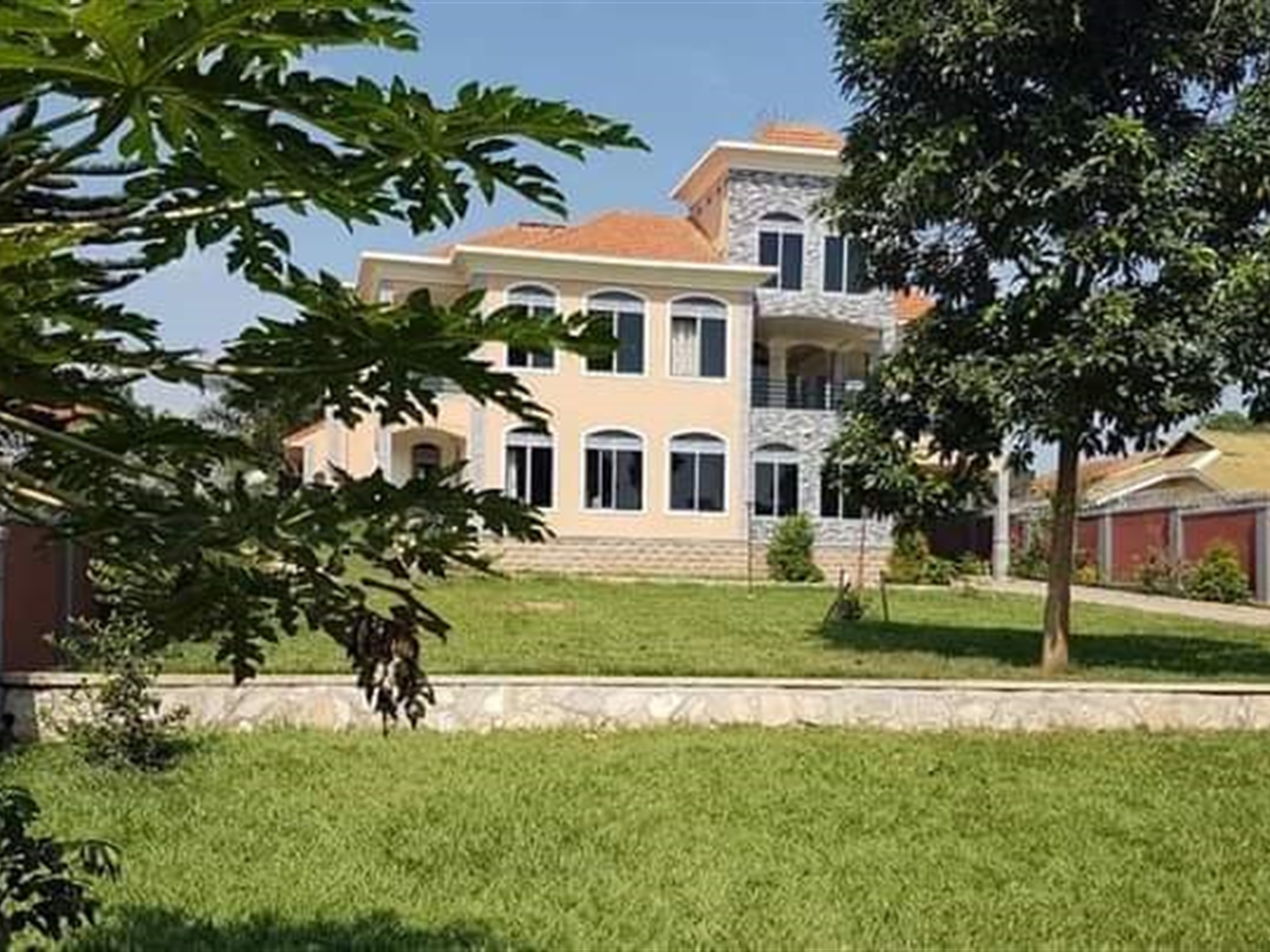 Mansion for sale in Bugonga Wakiso