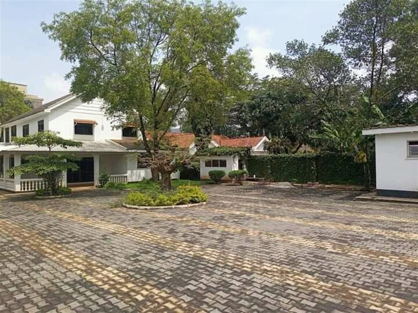 Storeyed house for sale in Bugoloobi Kampala