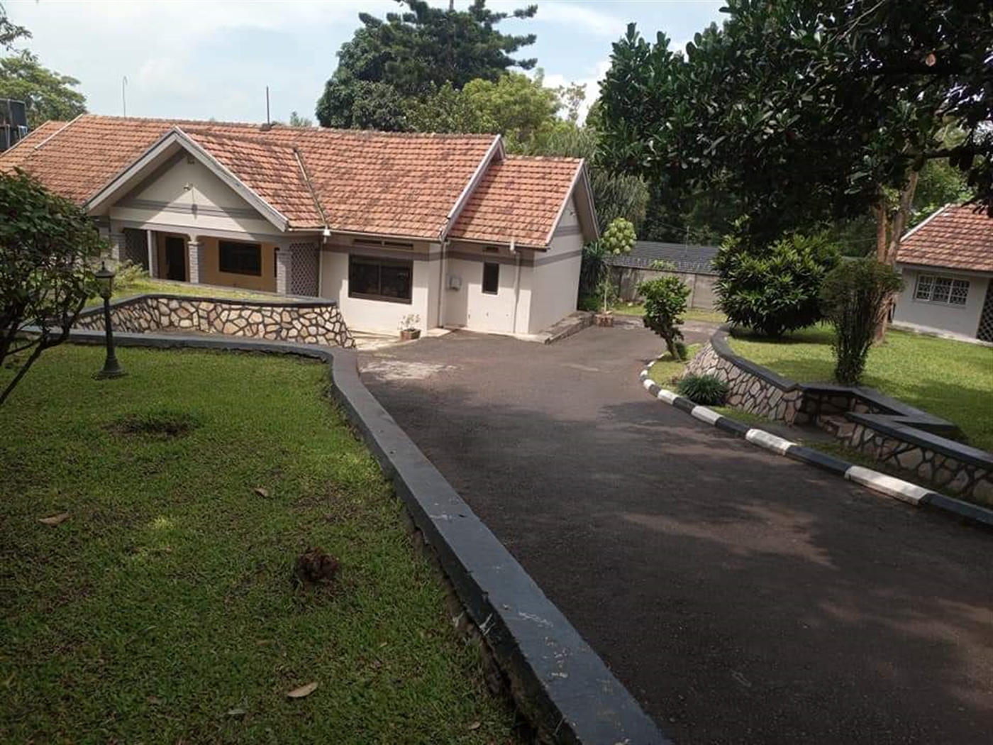 Bungalow for sale in Bugoloobi Wakiso