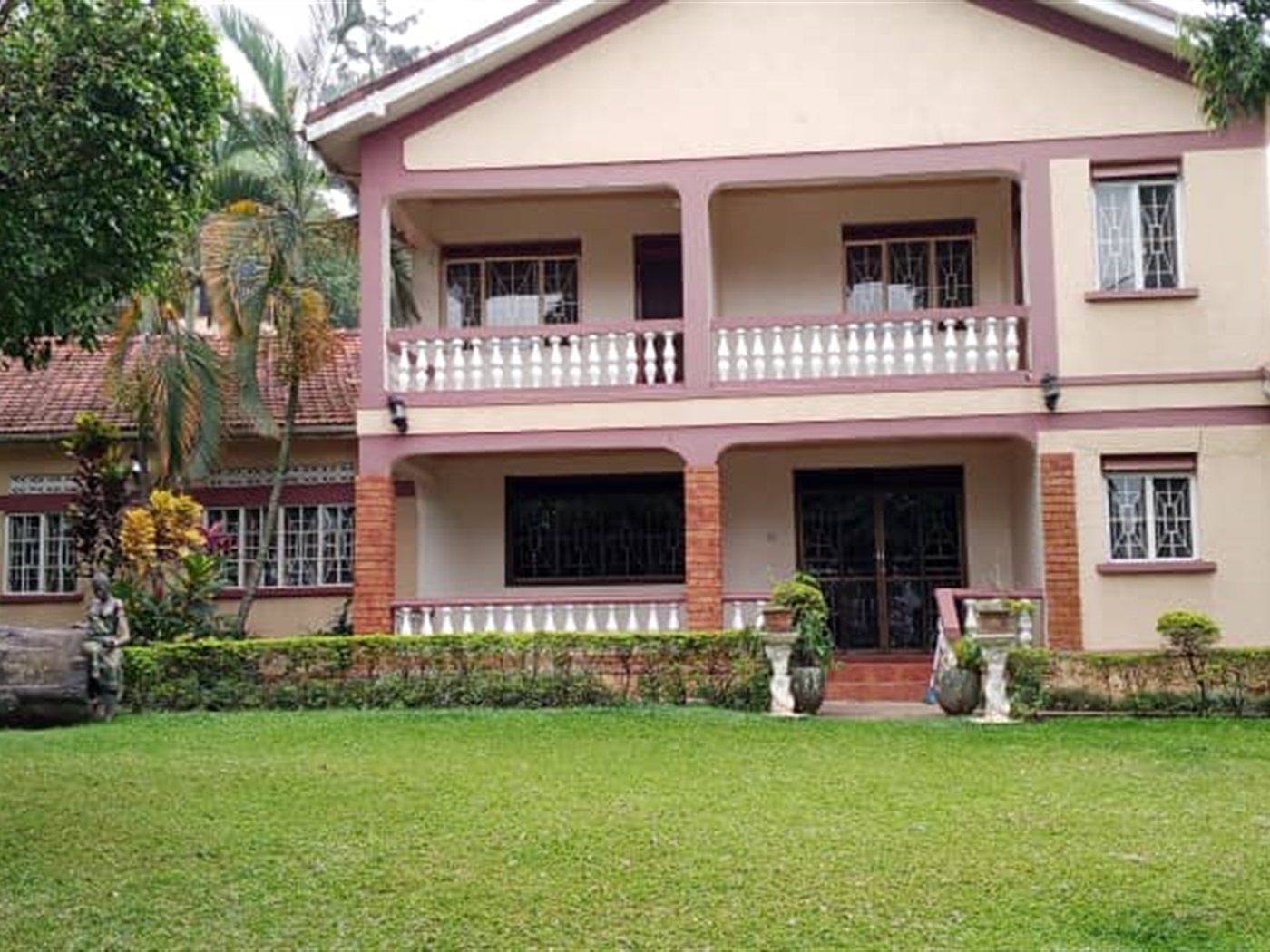 Storeyed house for rent in Bugoloobi Kampala