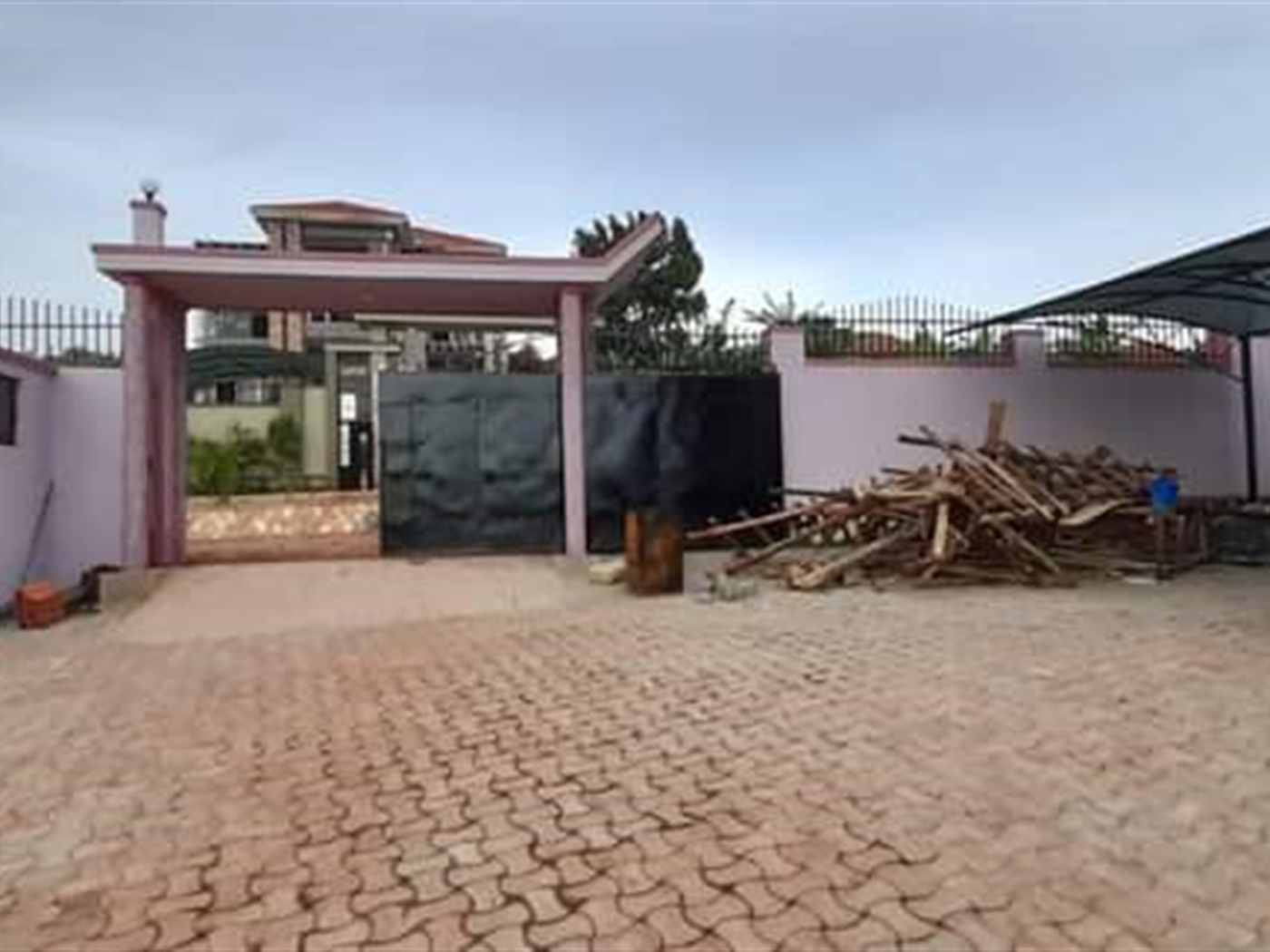 Mansion for sale in Bwebajja Wakiso