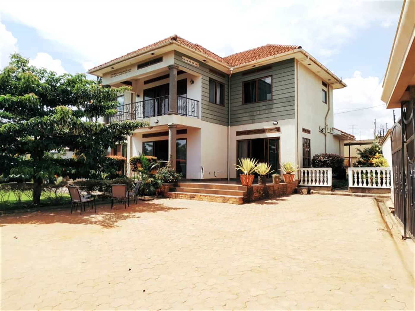 Storeyed house for sale in Bweyogerere Wakiso