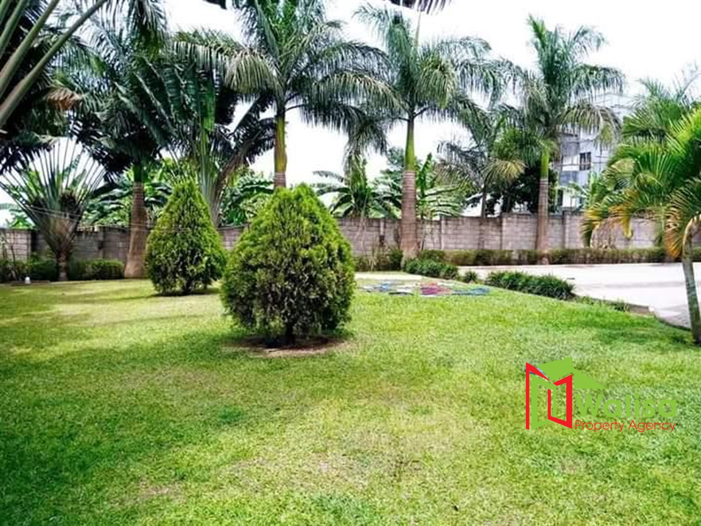 Mansion for sale in Kira Wakiso