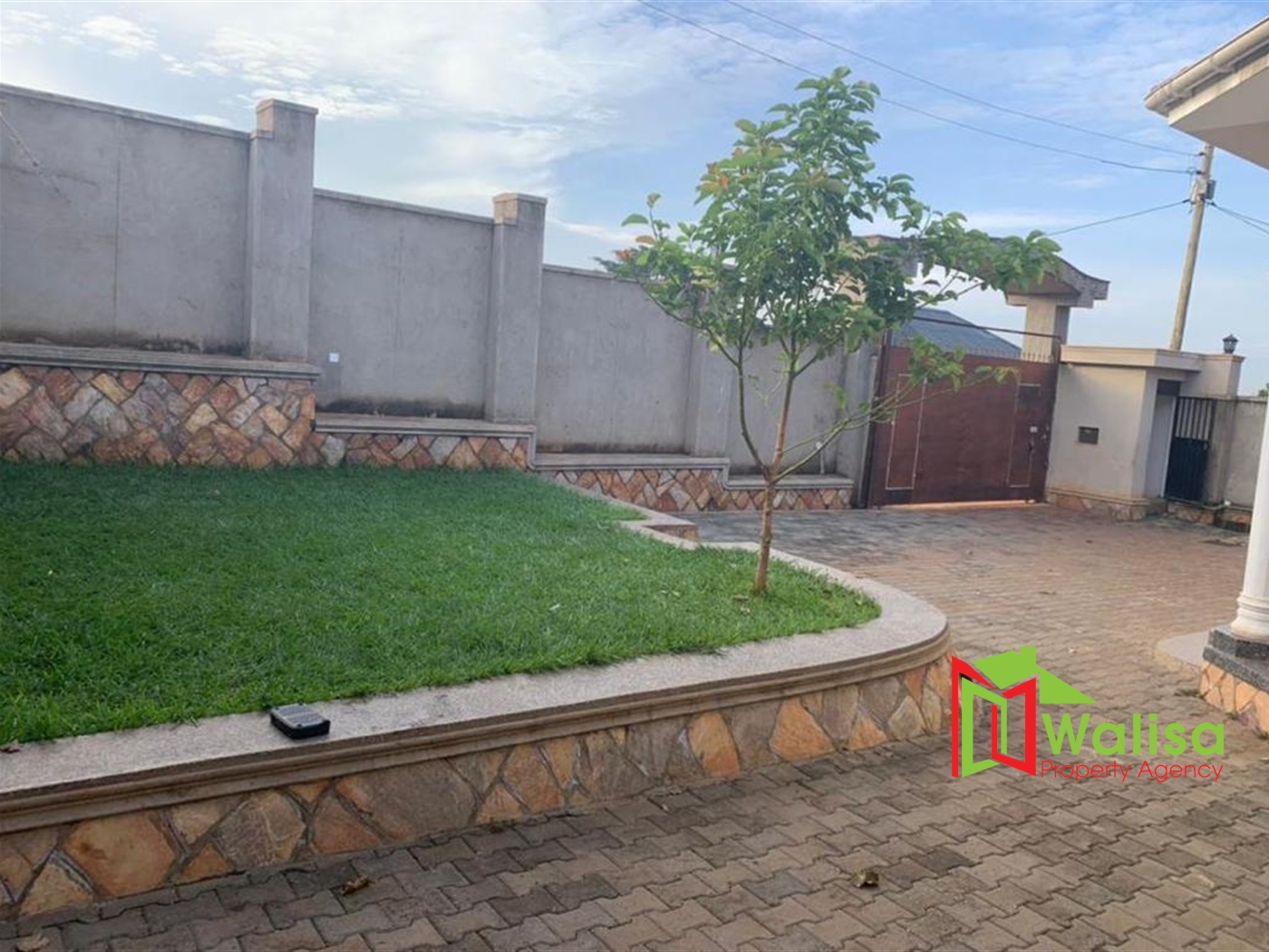 Town House for sale in Nsangi Wakiso