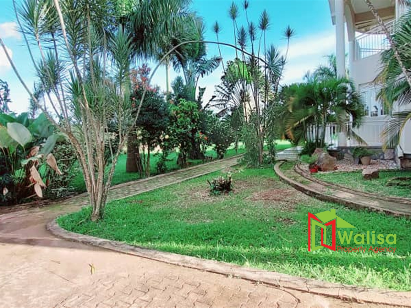 Mansion for sale in Kira Wakiso