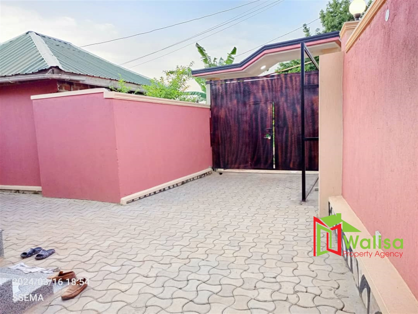 Storeyed house for sale in Bujuuko Wakiso