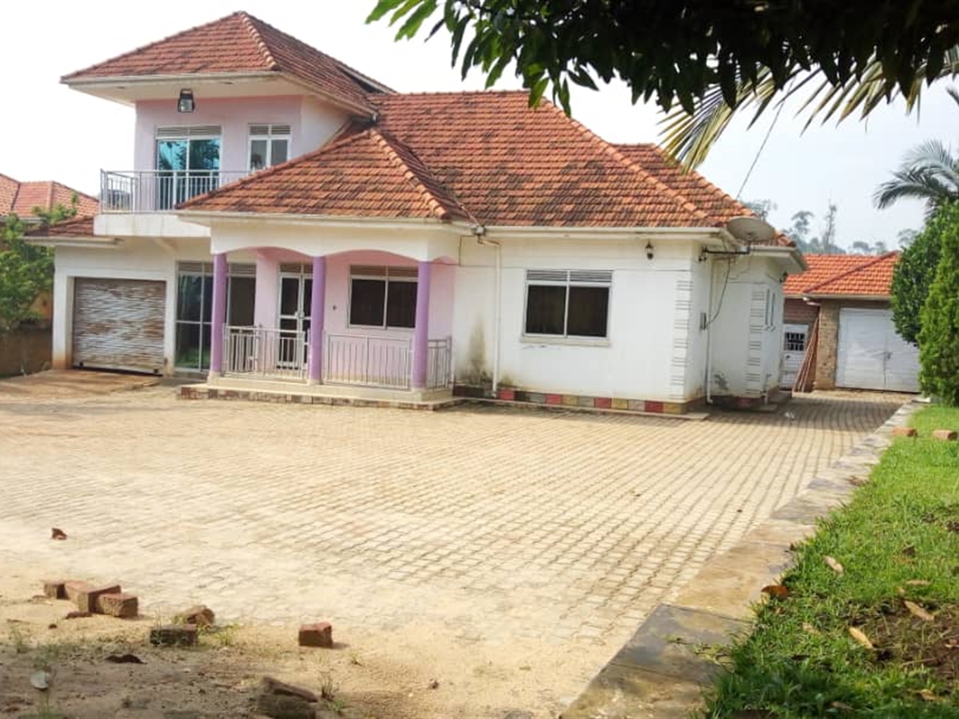 Mansion for sale in Kira Wakiso