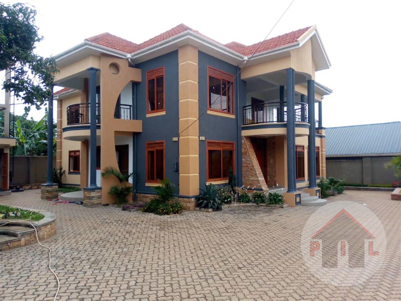 Mansion for sale in Kira Wakiso