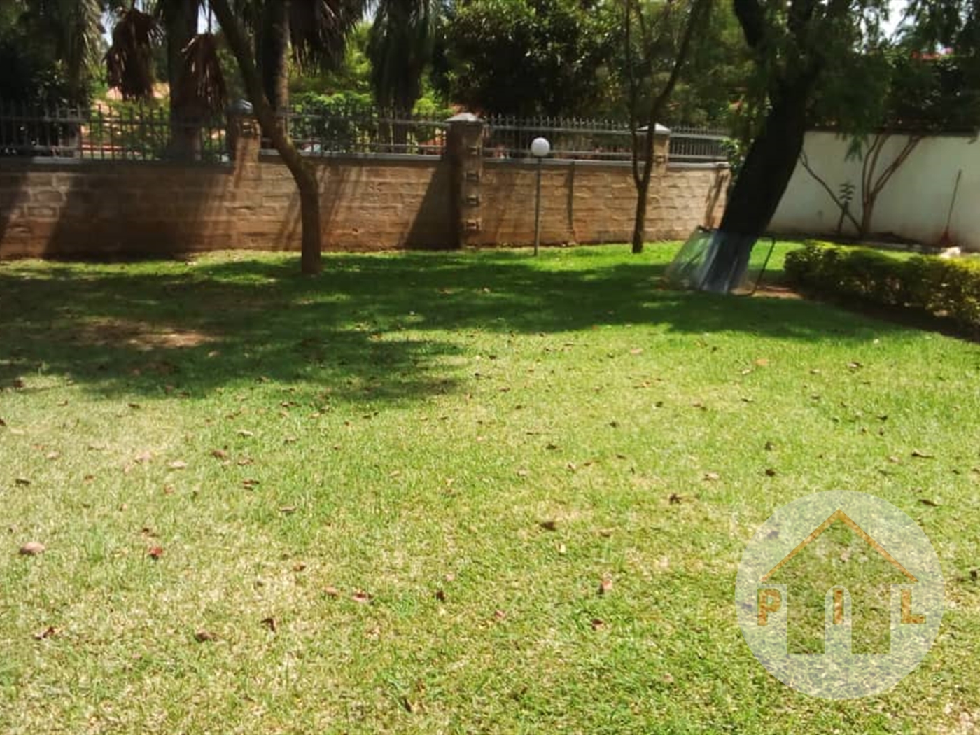 Bungalow for sale in Bugoloobi Kampala