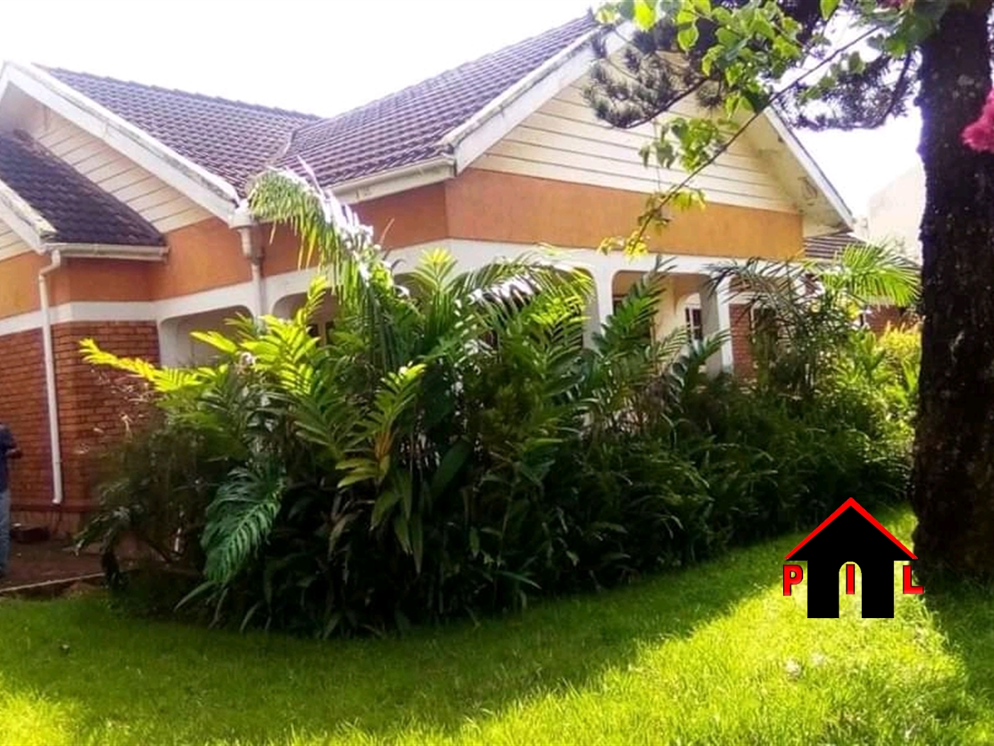 Bungalow for sale in Kigoowa Wakiso