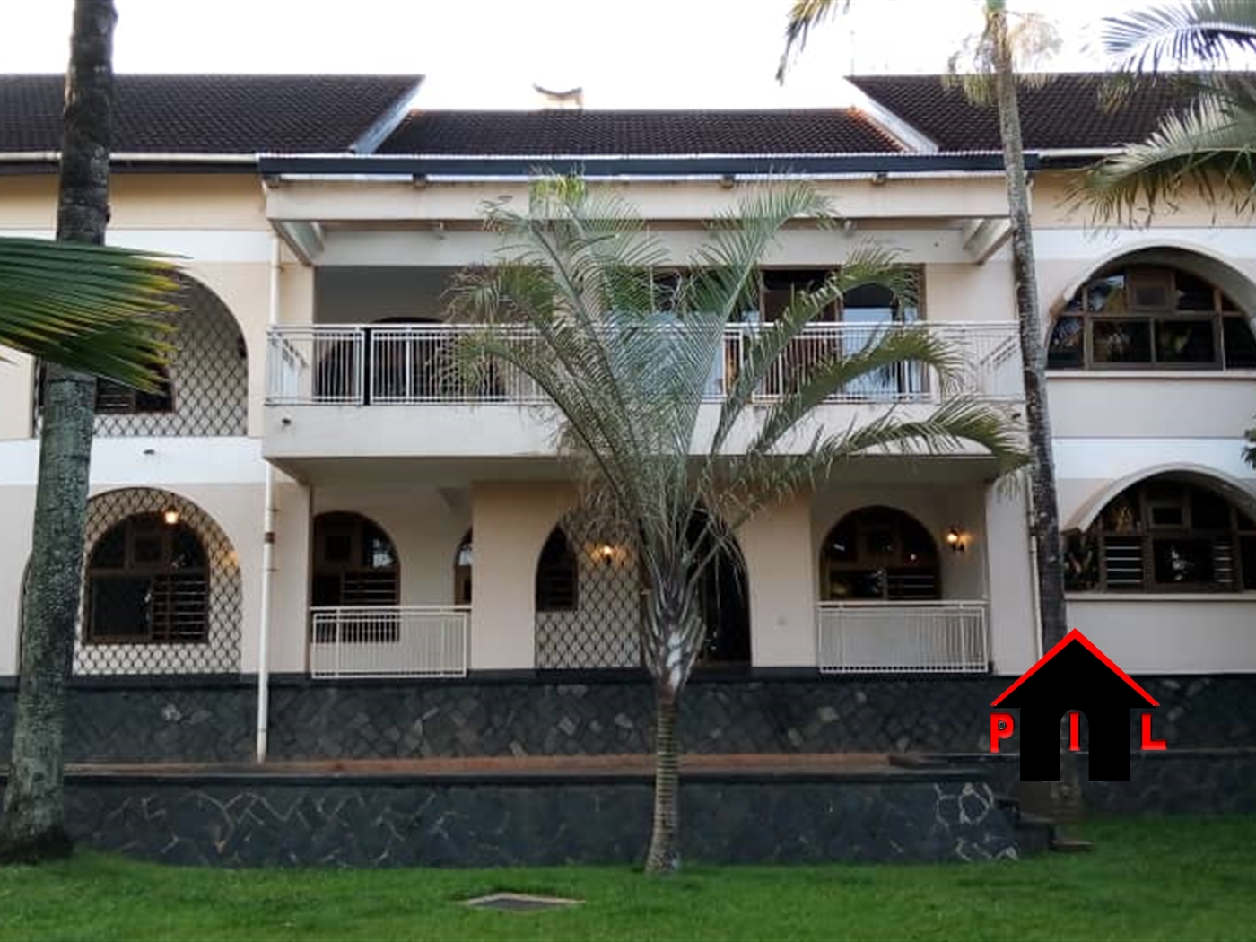 Storeyed house for rent in Bugoloobi Kampala