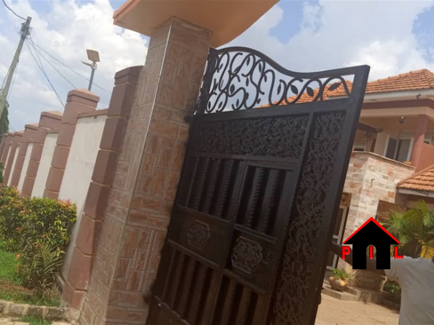 Storeyed house for sale in Namugongo Wakiso