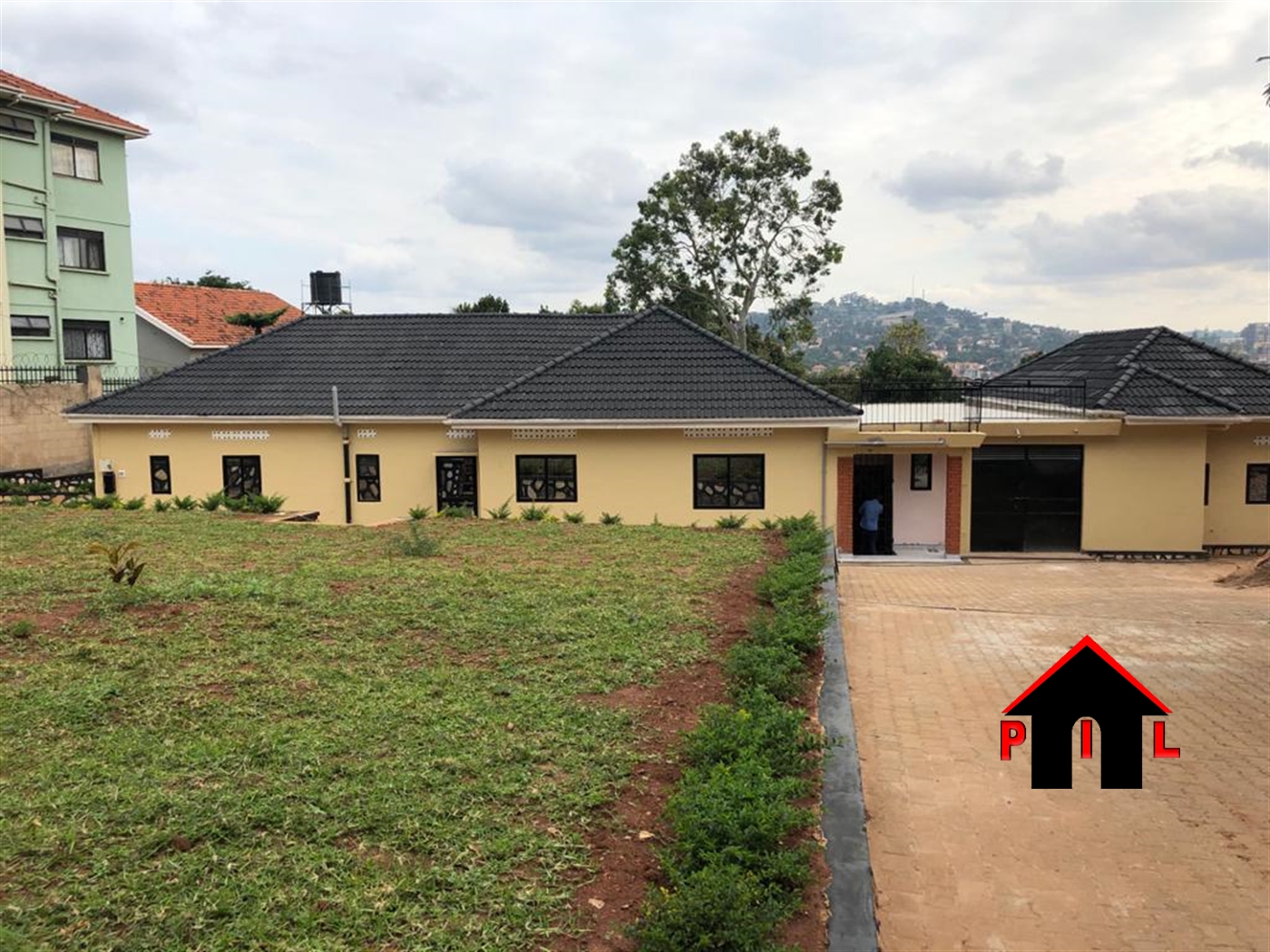 Bungalow for rent in Bugoloobi Kampala