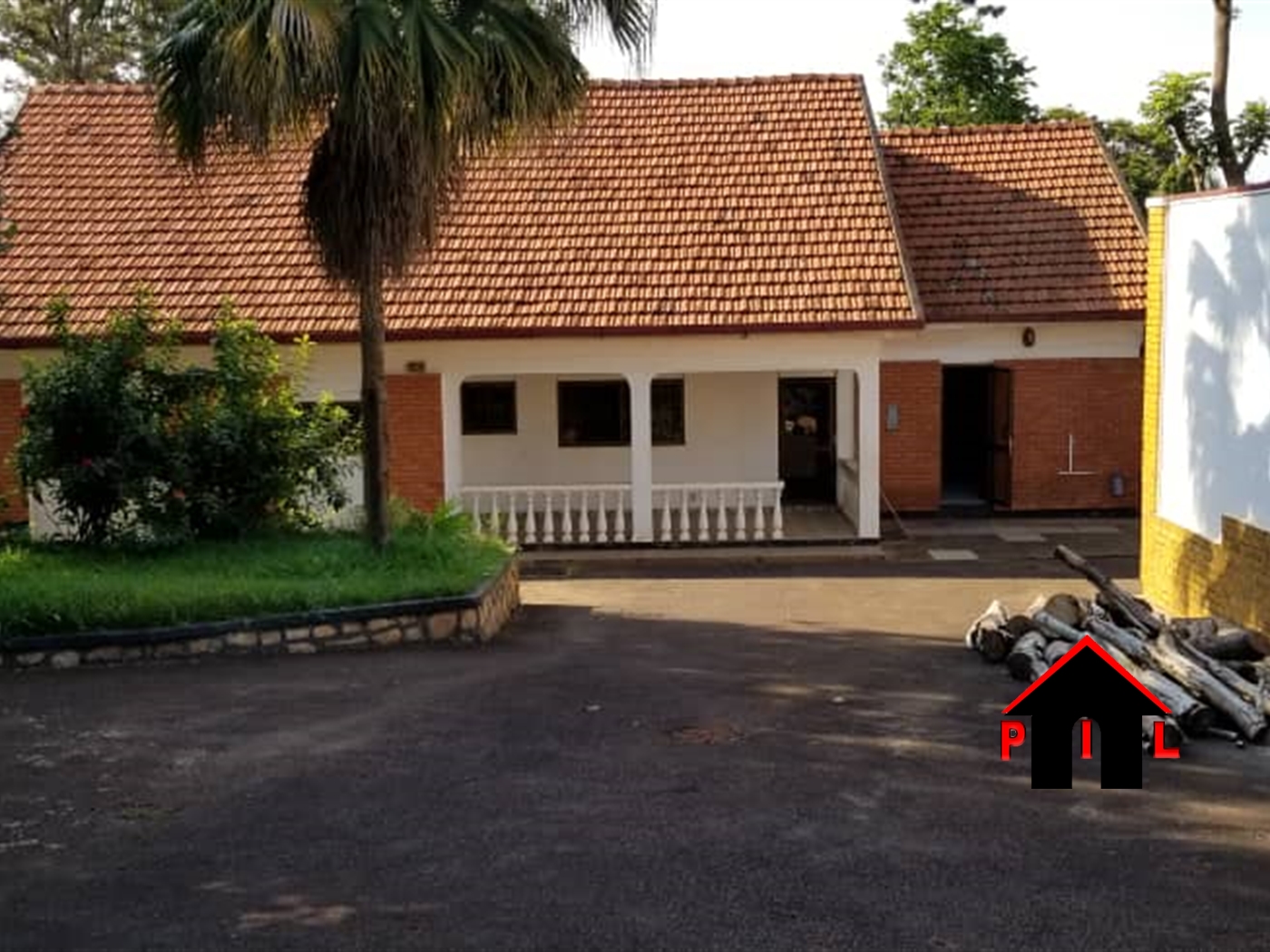 Bungalow for sale in Bugoloobi Kampala