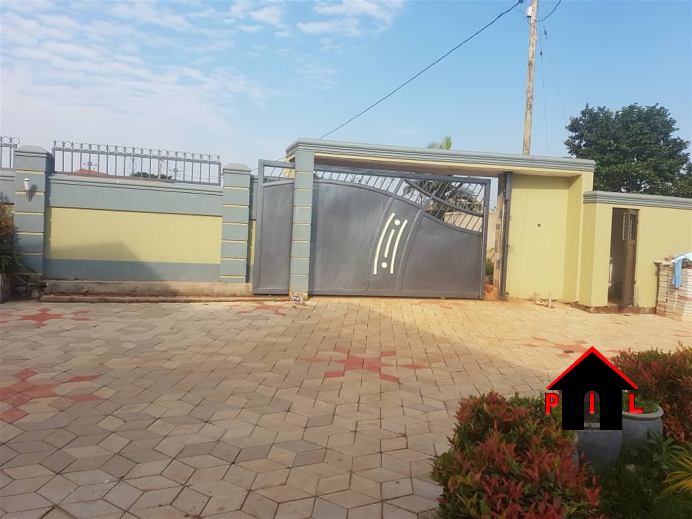 Storeyed house for sale in Kitukutwe Wakiso