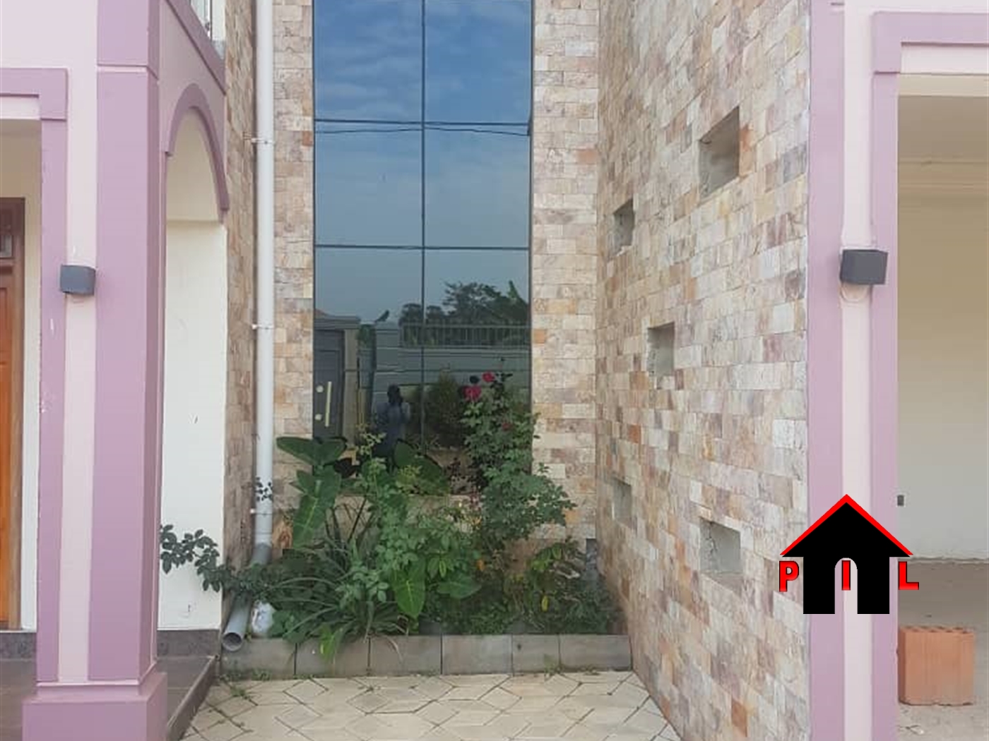 Storeyed house for sale in Kitukutwe Wakiso