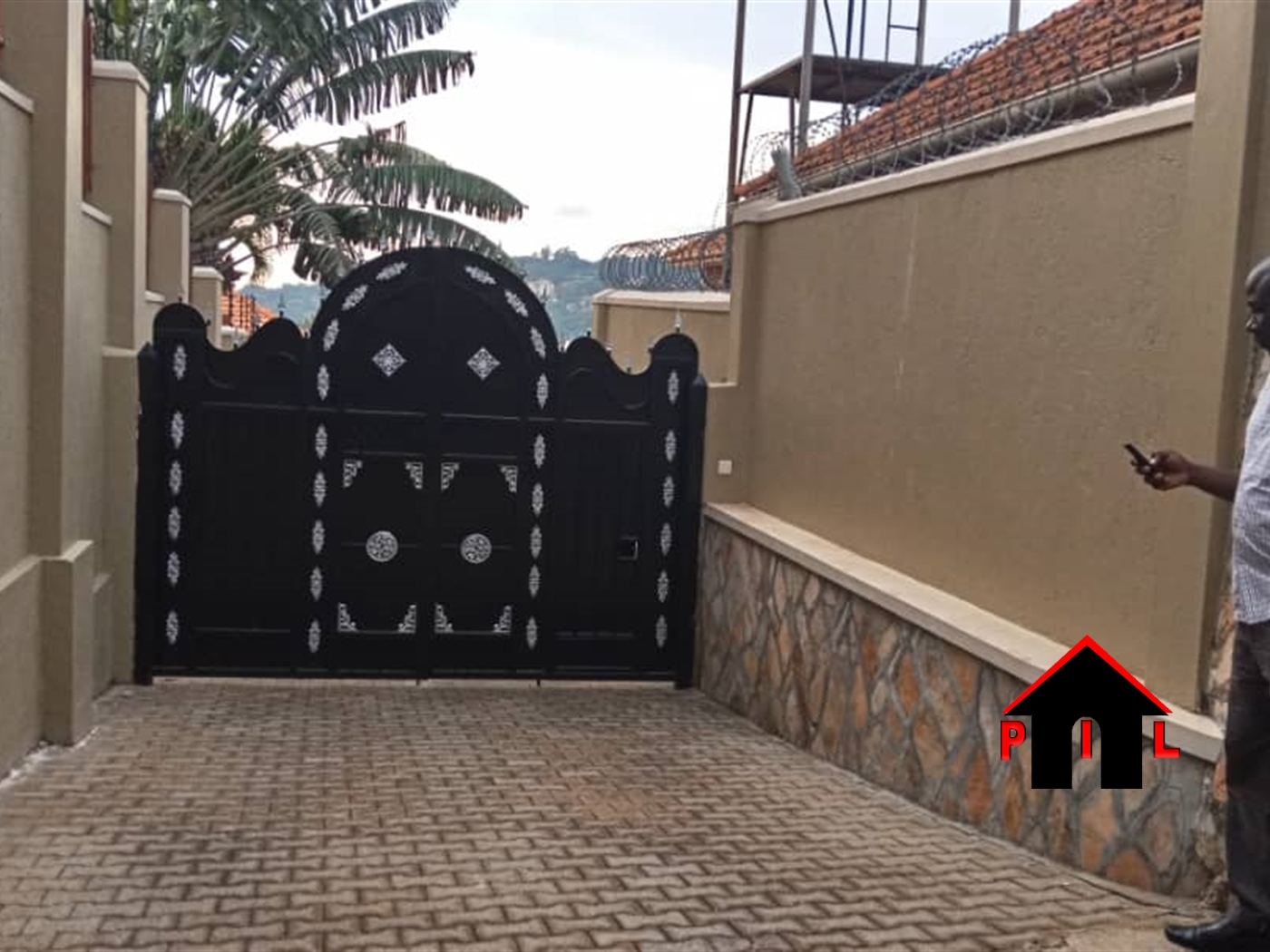 Storeyed house for rent in Mutungo Kampala