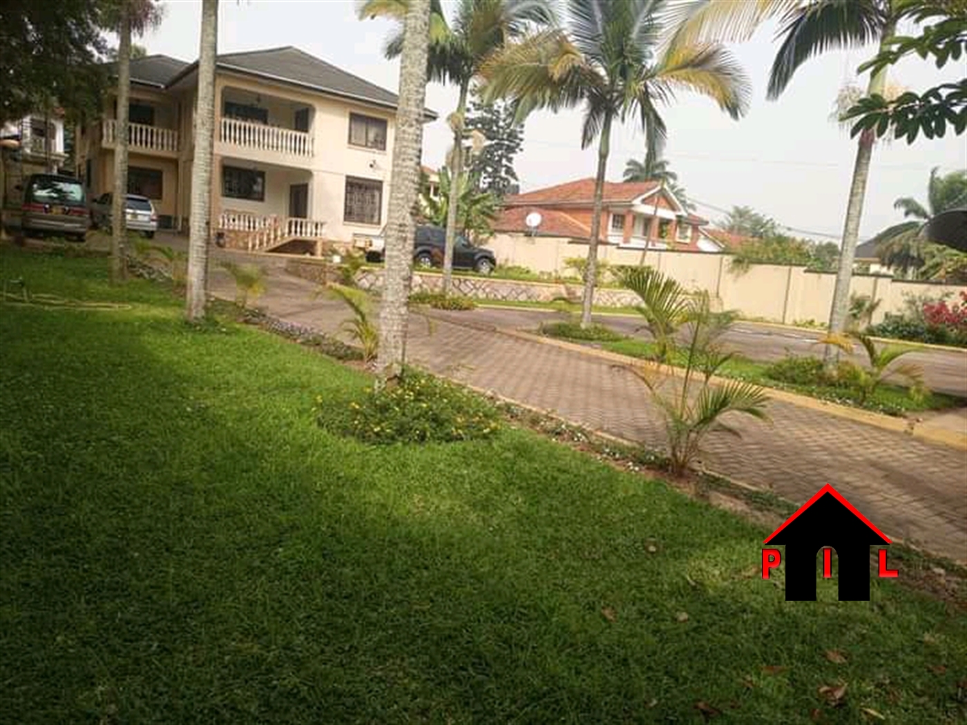 Storeyed house for sale in Bugoloobi Kampala