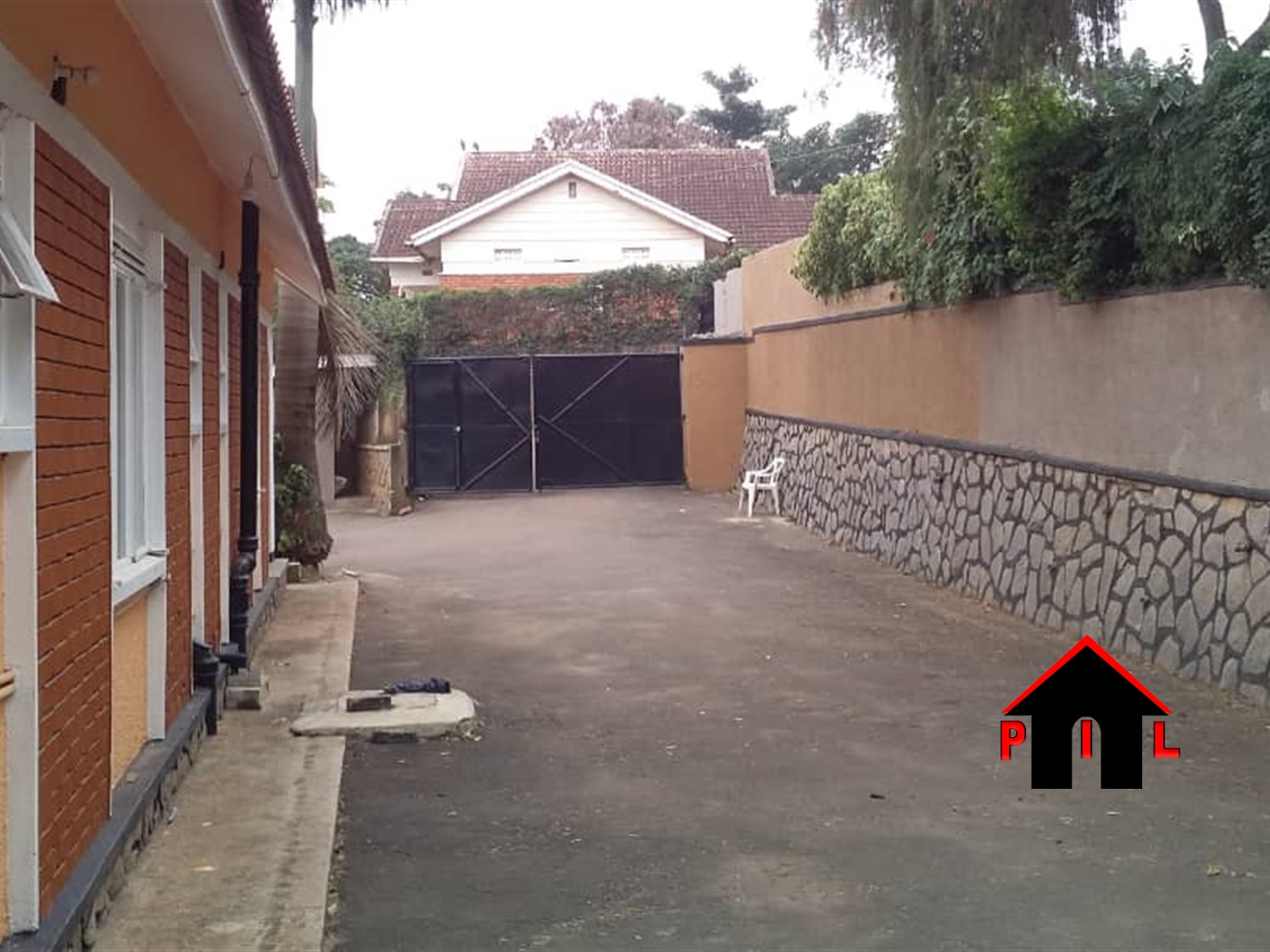 Bungalow for sale in Bugoloobi Kampala