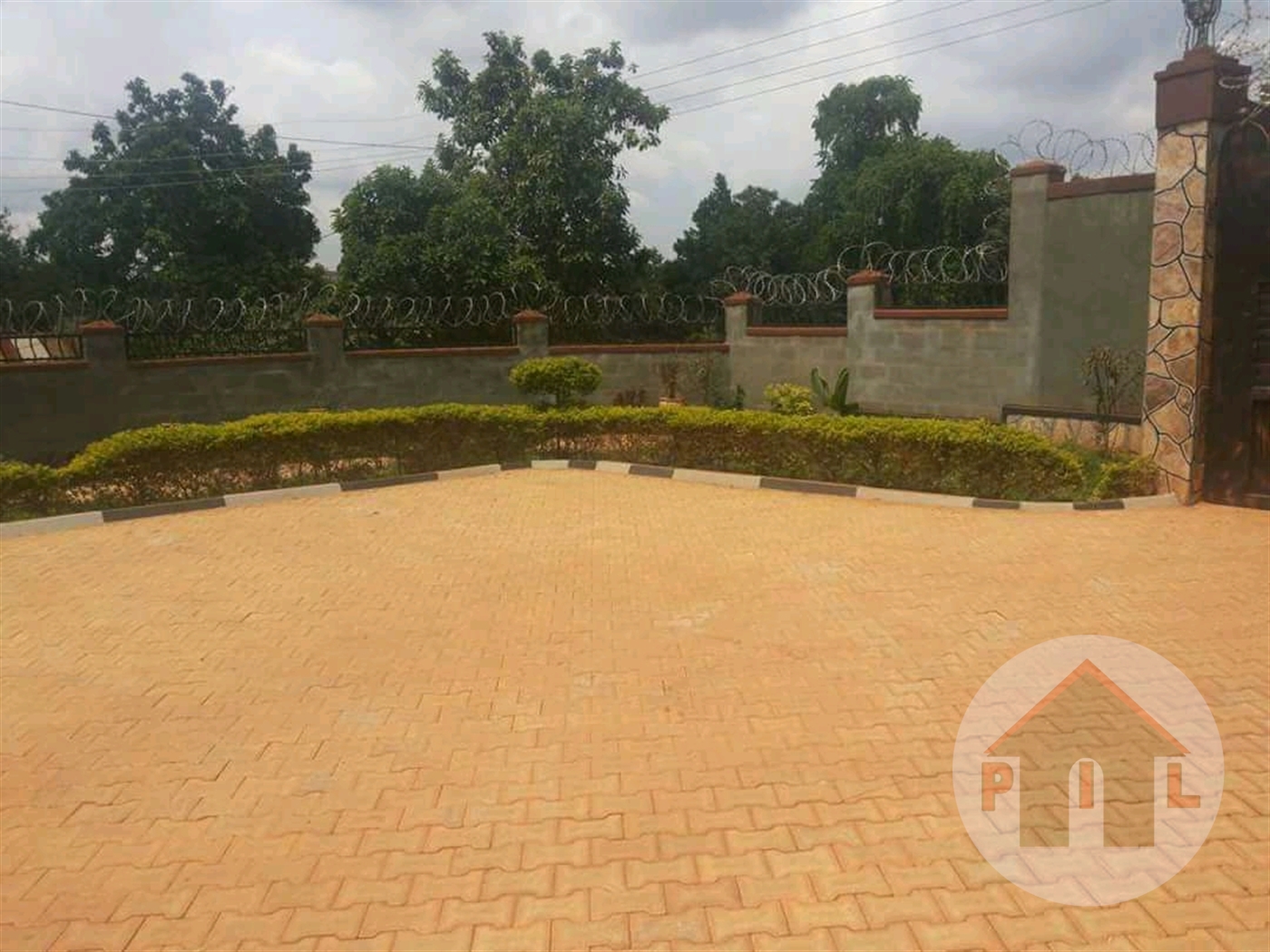 Mansion for rent in Kisaasi Kampala