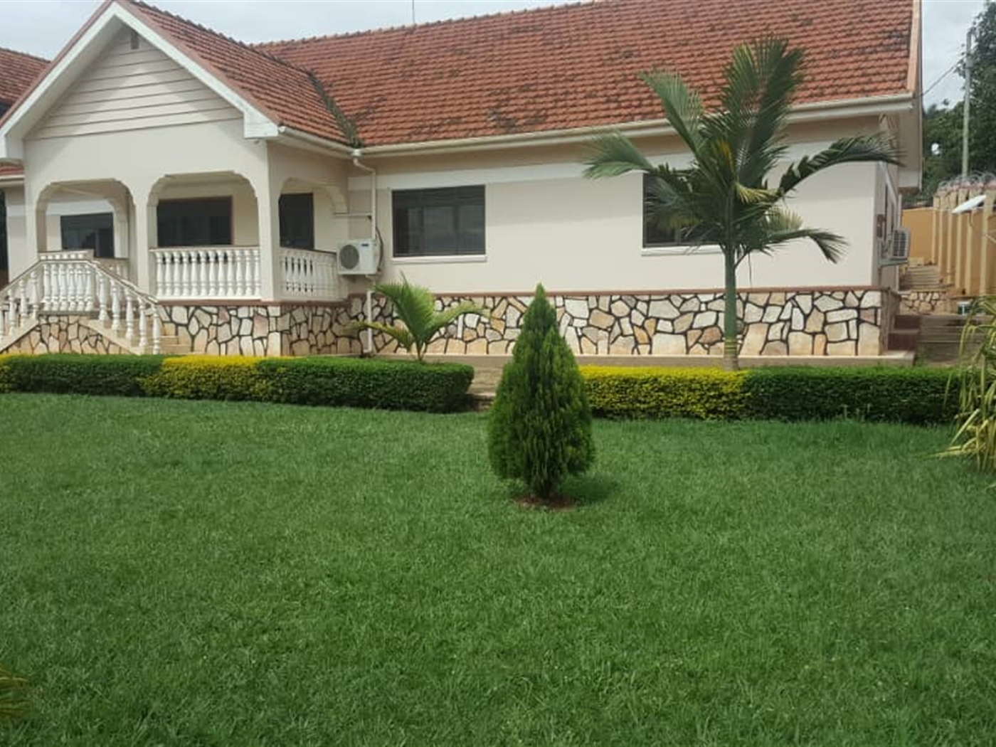 Bungalow for rent in Muyenga Kampala