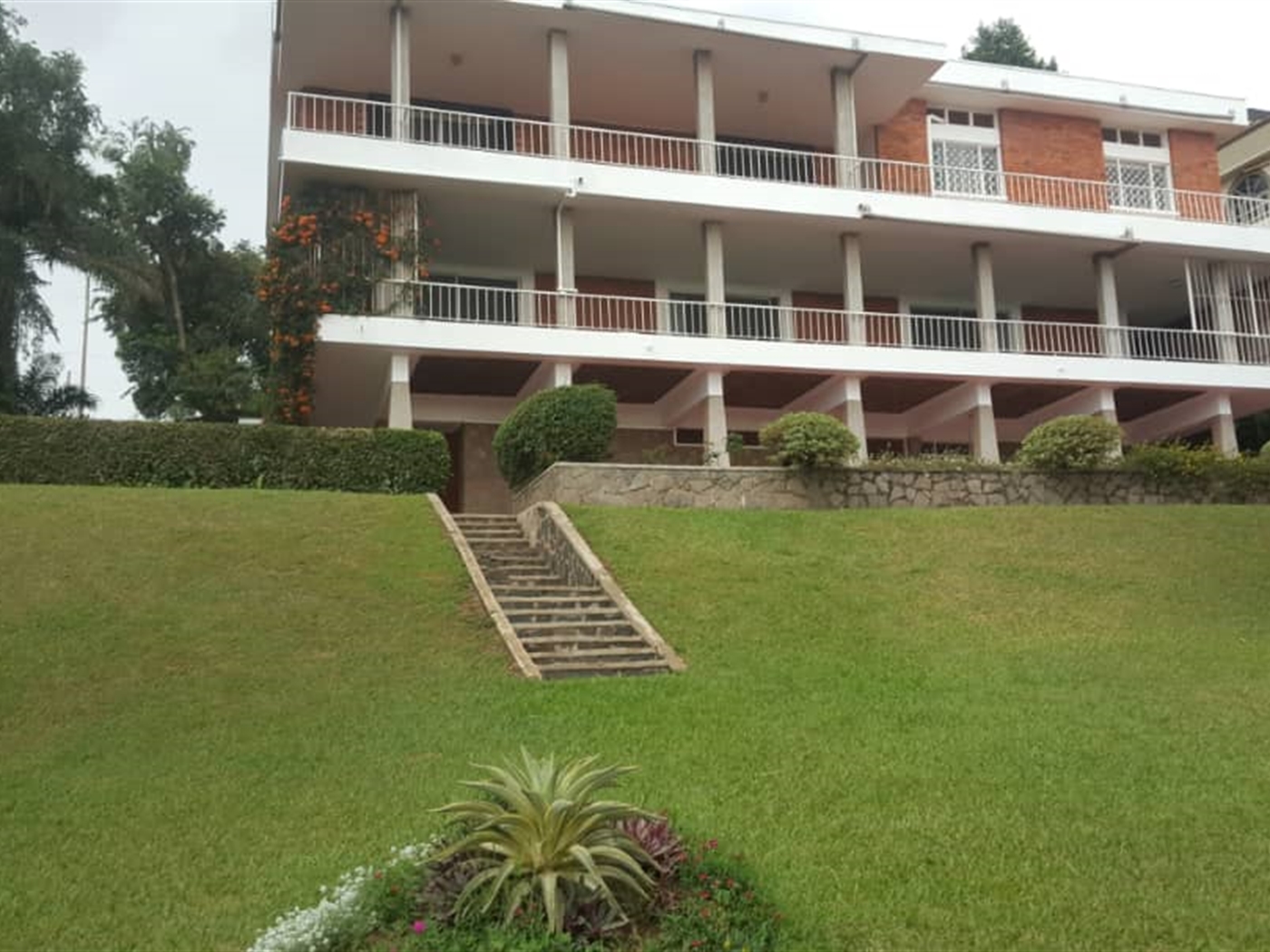 Mansion for rent in Kololo Kampala