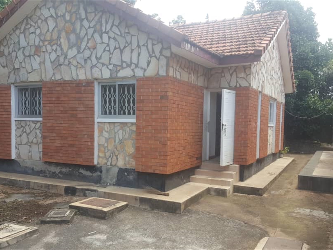 Bungalow for rent in Muyenga Kampala