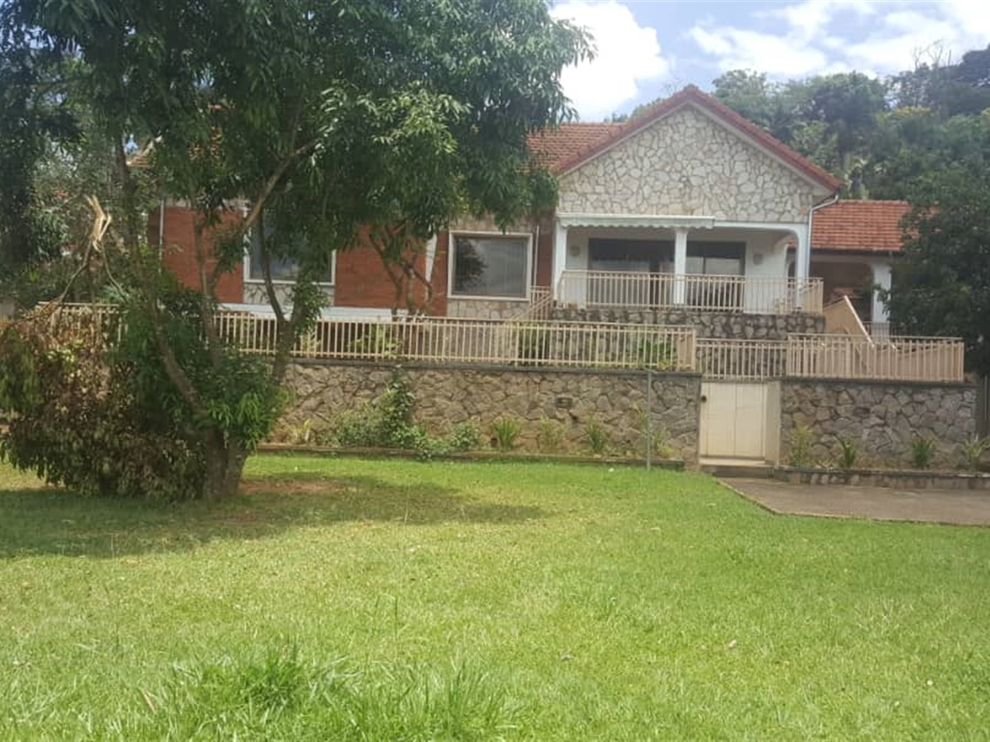 Bungalow for rent in Muyenga Kampala