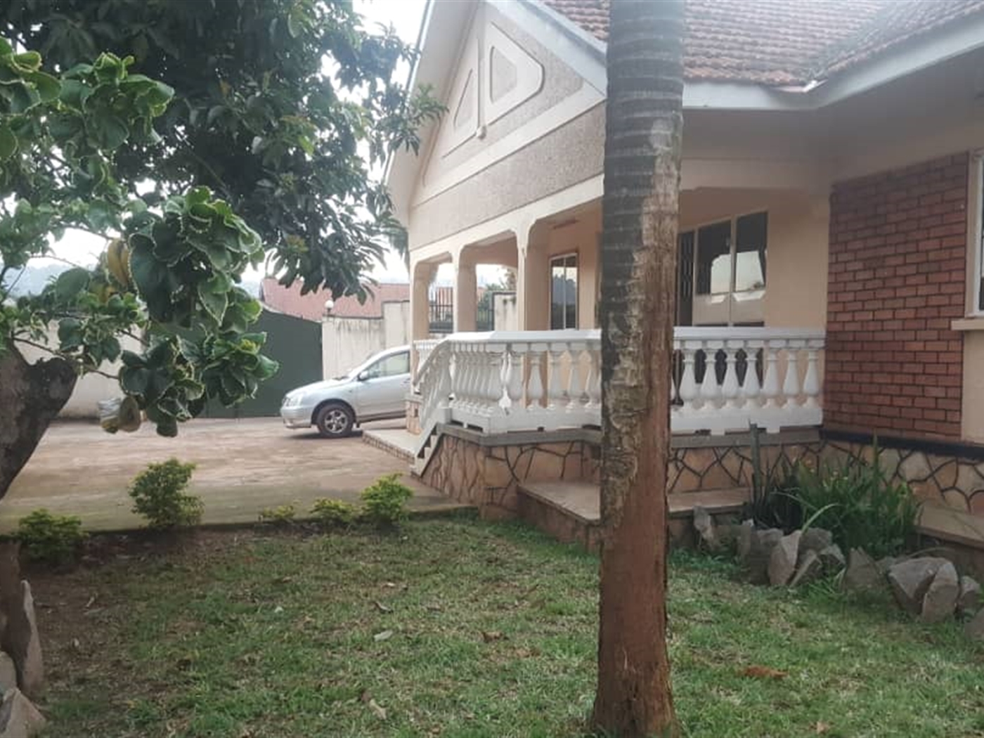 Bungalow for rent in Kabalagala Kampala