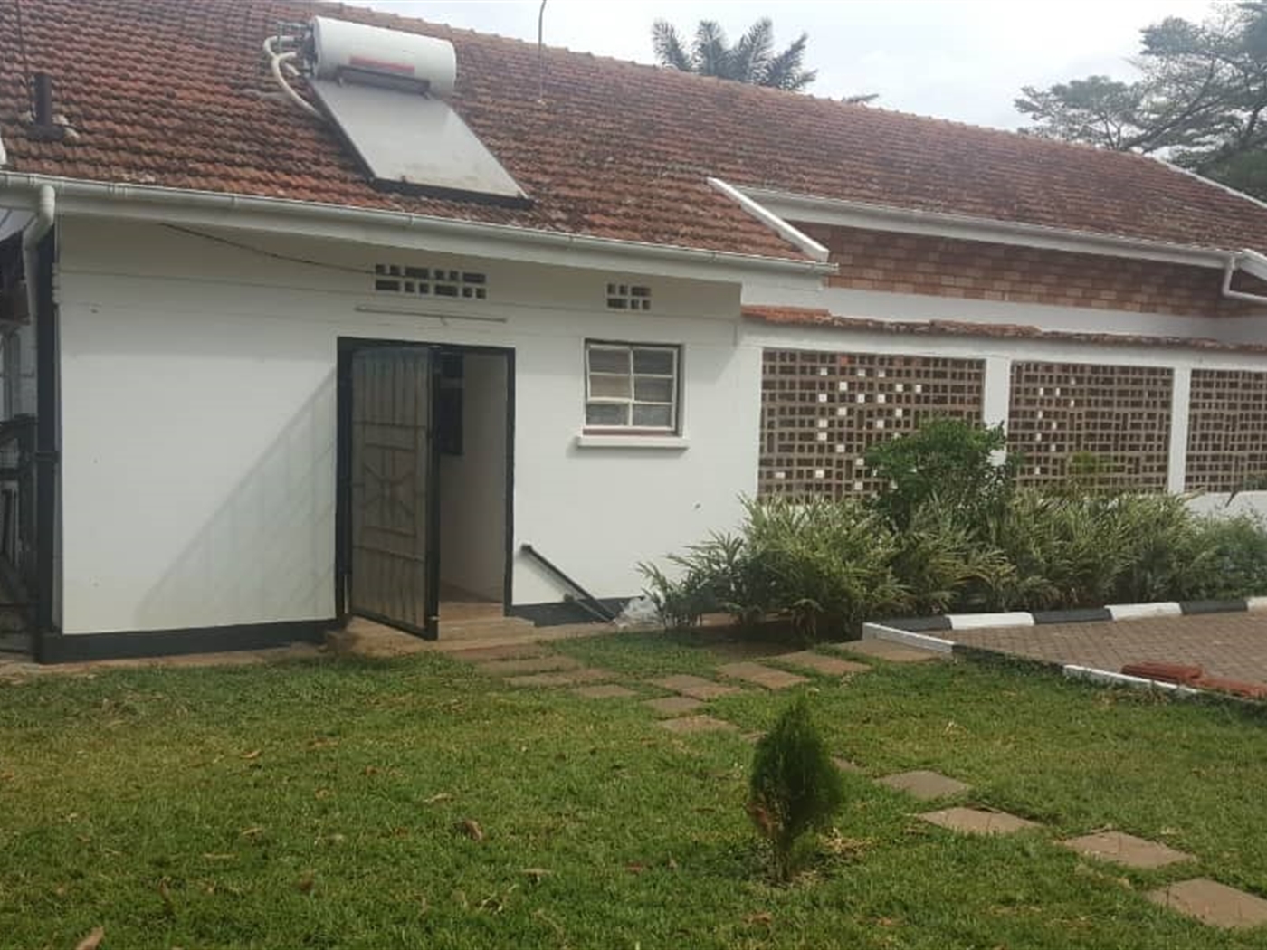 Bungalow for rent in Munyonyo Kampala