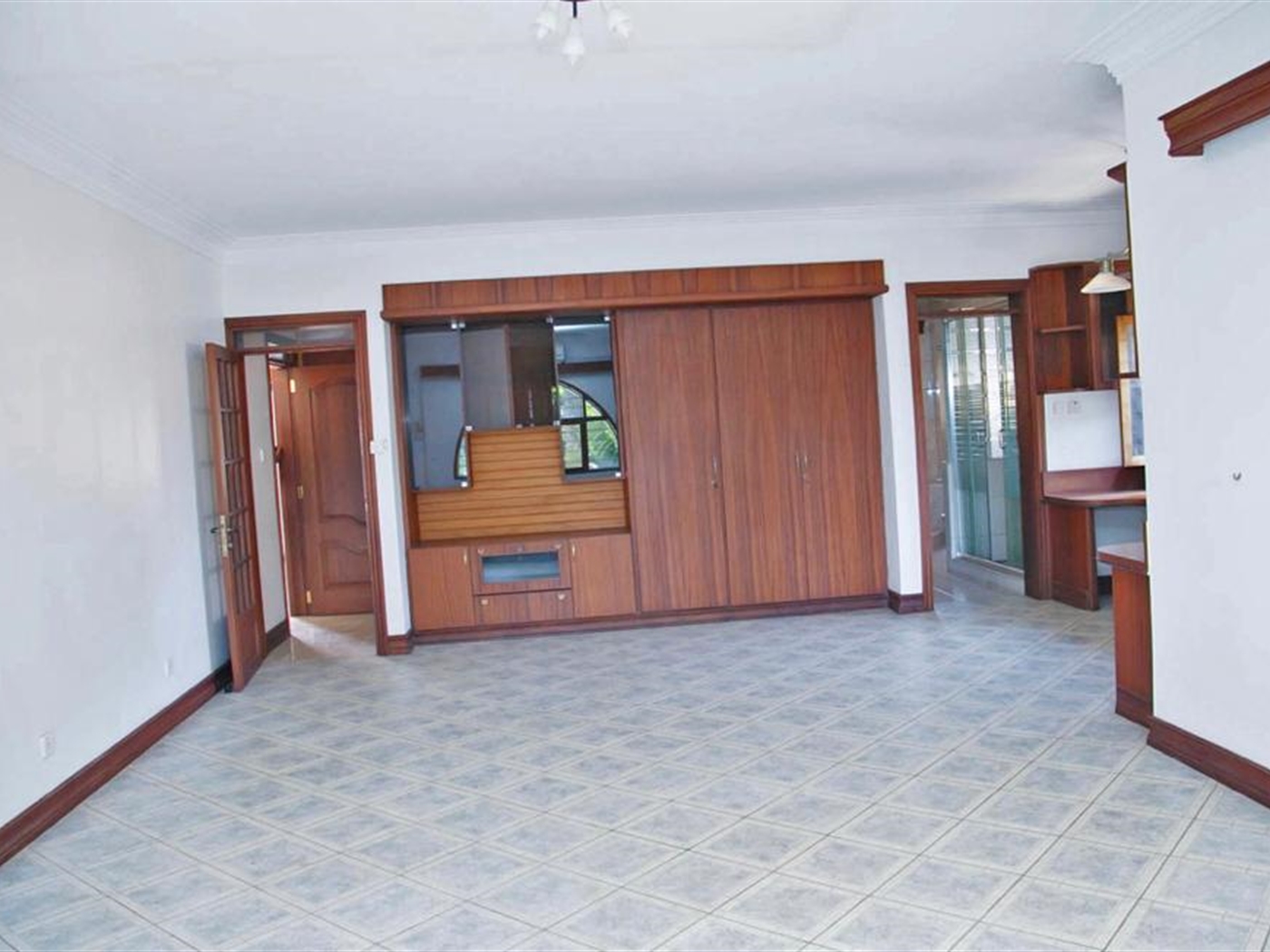 Mansion for rent in Bugoloobi Kampala