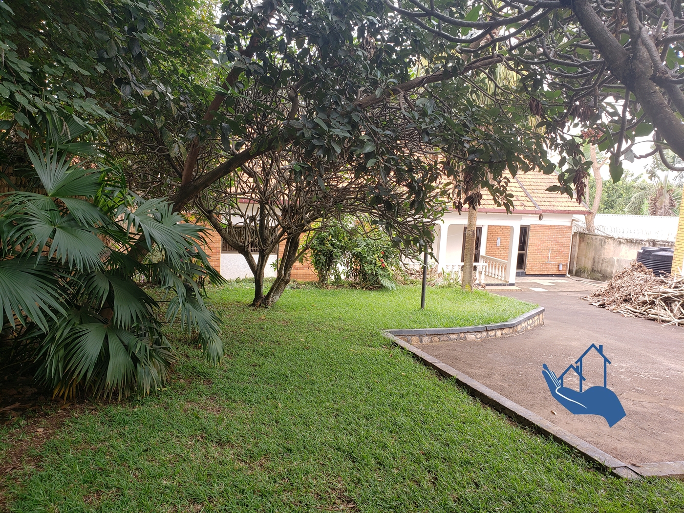 Bungalow for sale in Bugoloobi Kampala