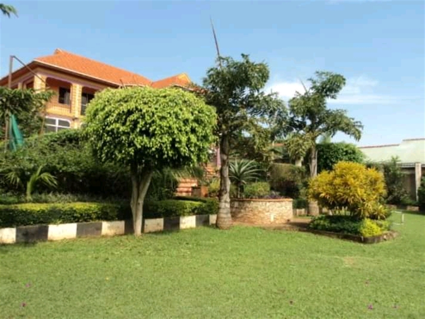 Mansion for sale in Kitende Wakiso