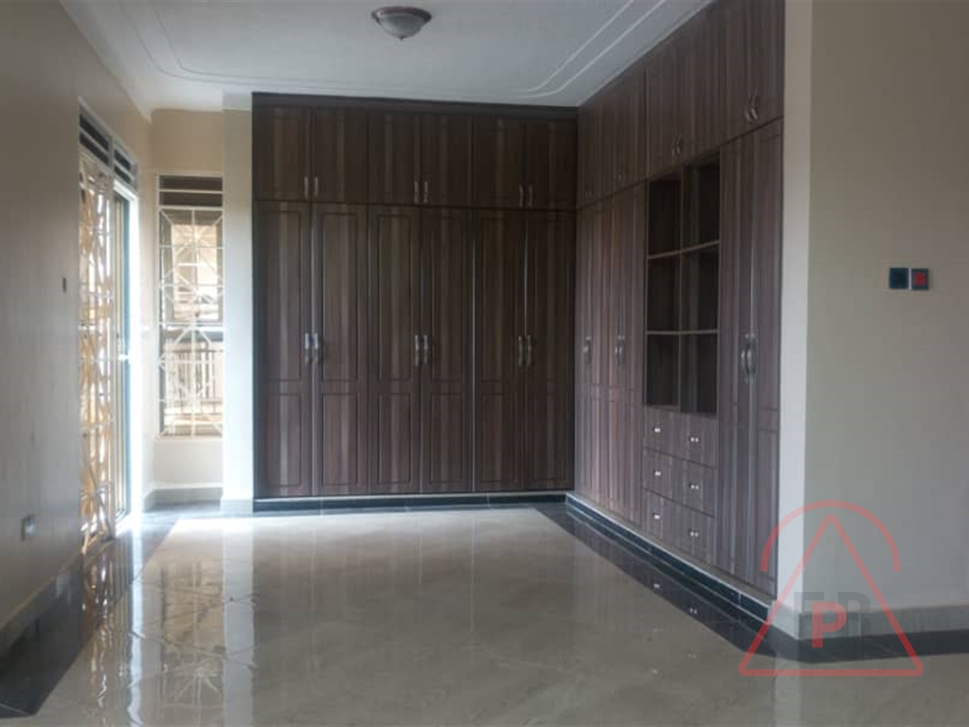 Mansion for sale in Kira Wakiso