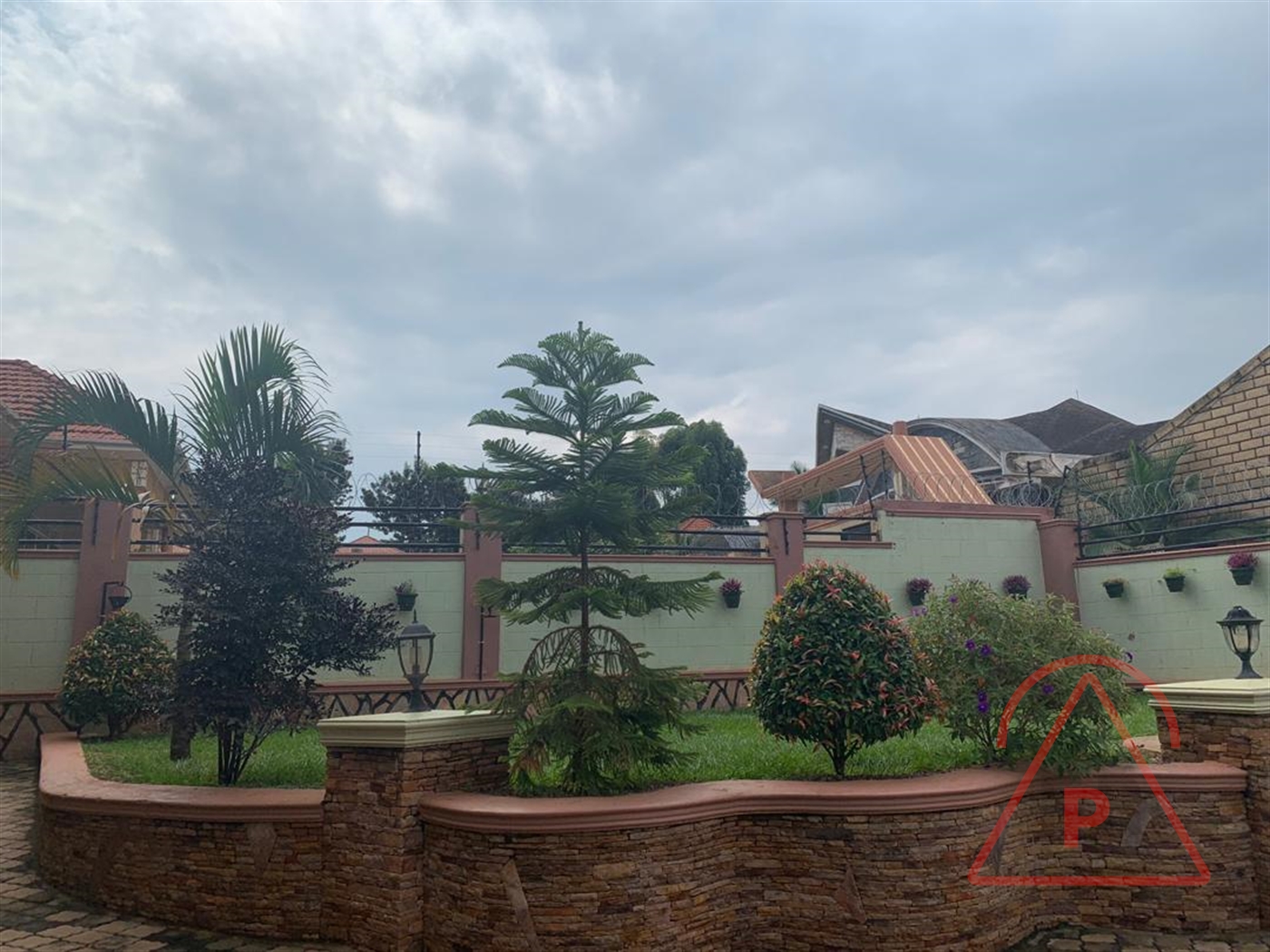 Mansion for sale in Kira Wakiso