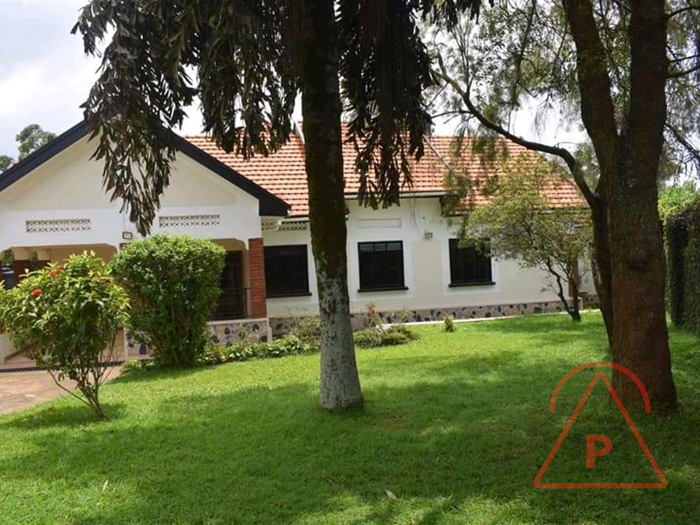 Bungalow for sale in Bugoloobi Kampala