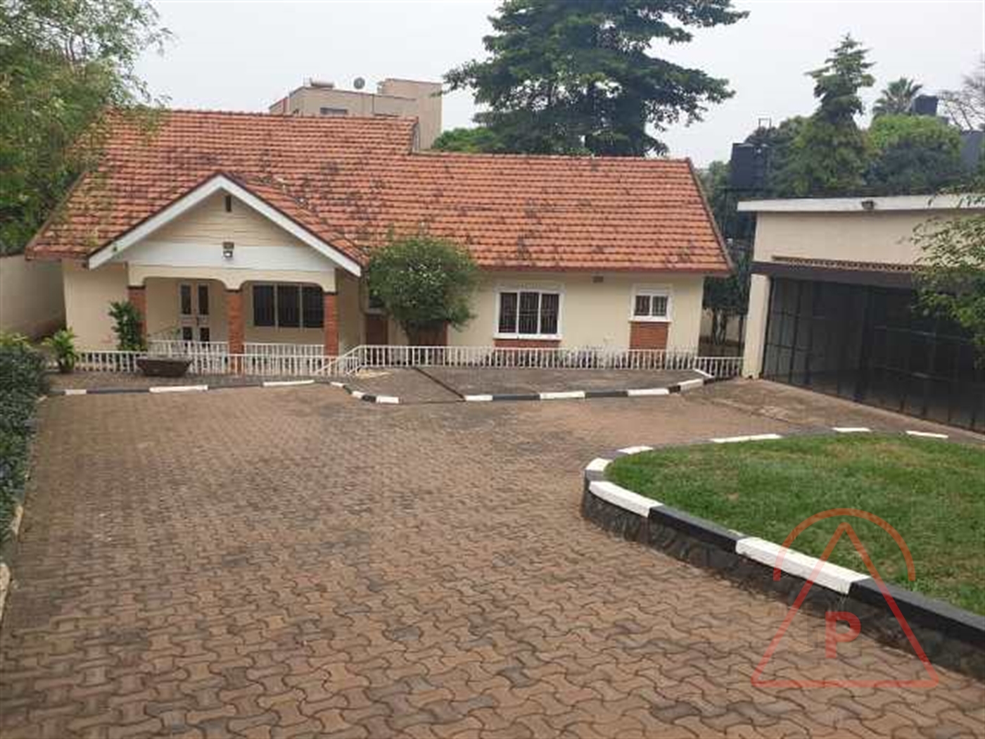 Bungalow for rent in Bugoloobi Kampala