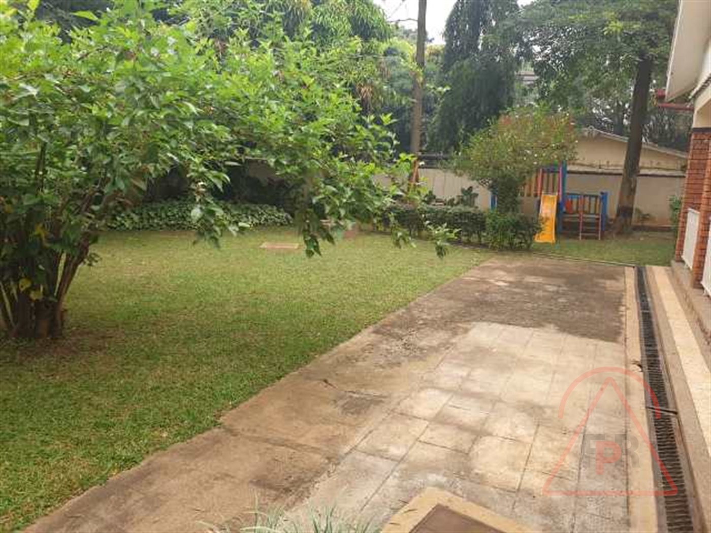 Bungalow for rent in Bugoloobi Kampala