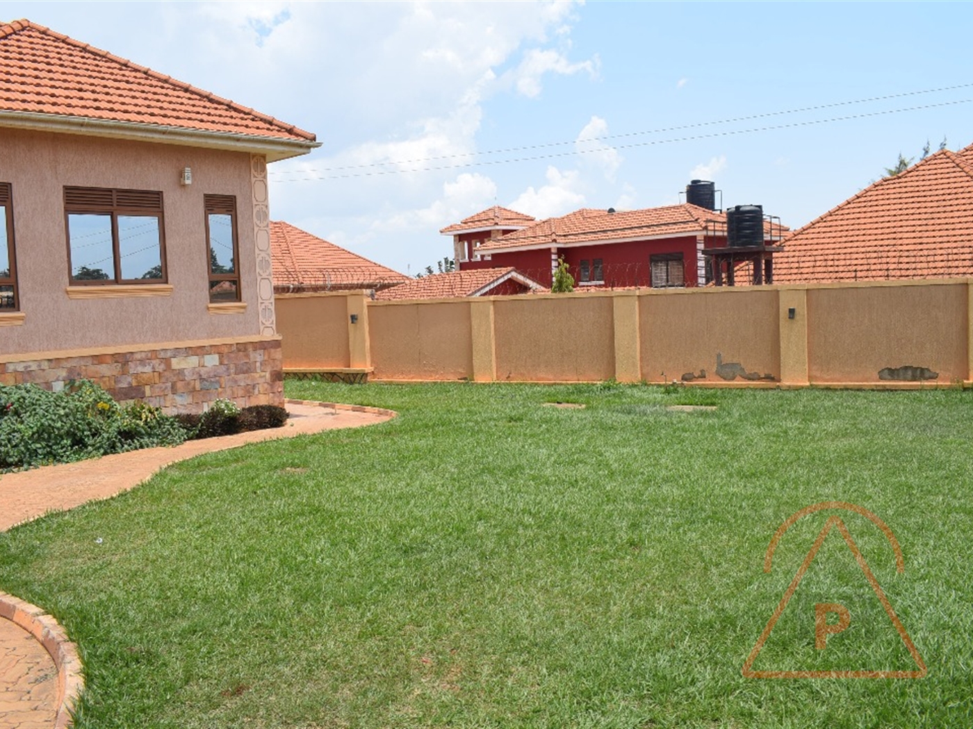 Mansion for sale in Kira Wakiso