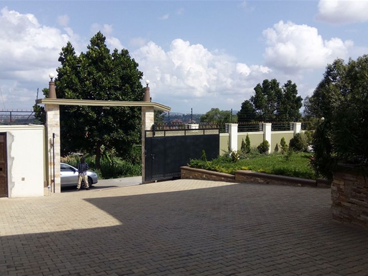 Mansion for sale in Kira Wakiso