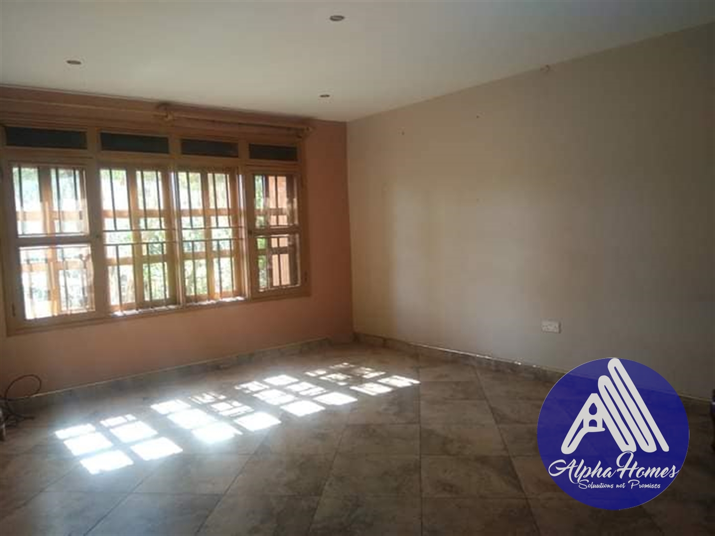 Duplex for rent in Kiwaatule Kampala