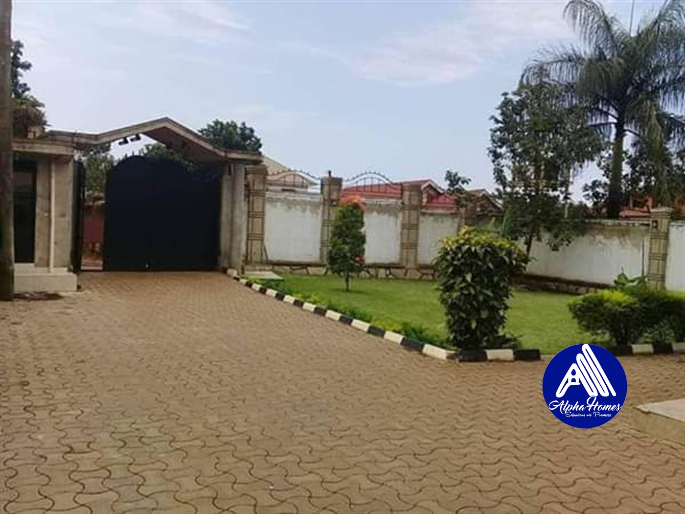 Mansion for sale in Kitende Wakiso