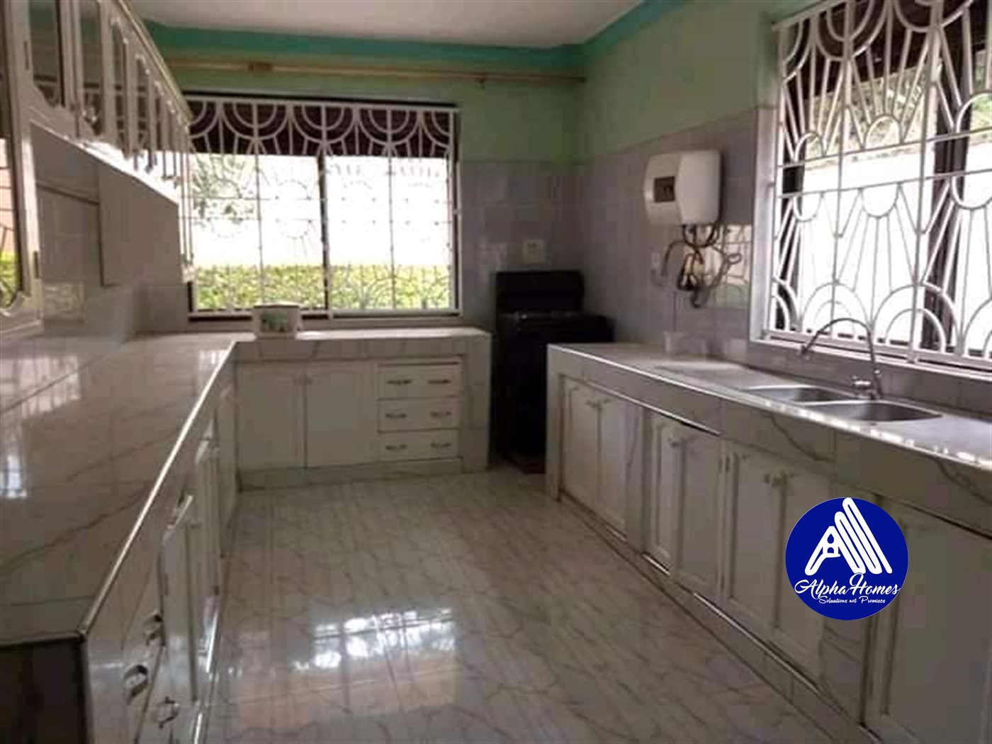 Bungalow for rent in Bugoloobi Kampala