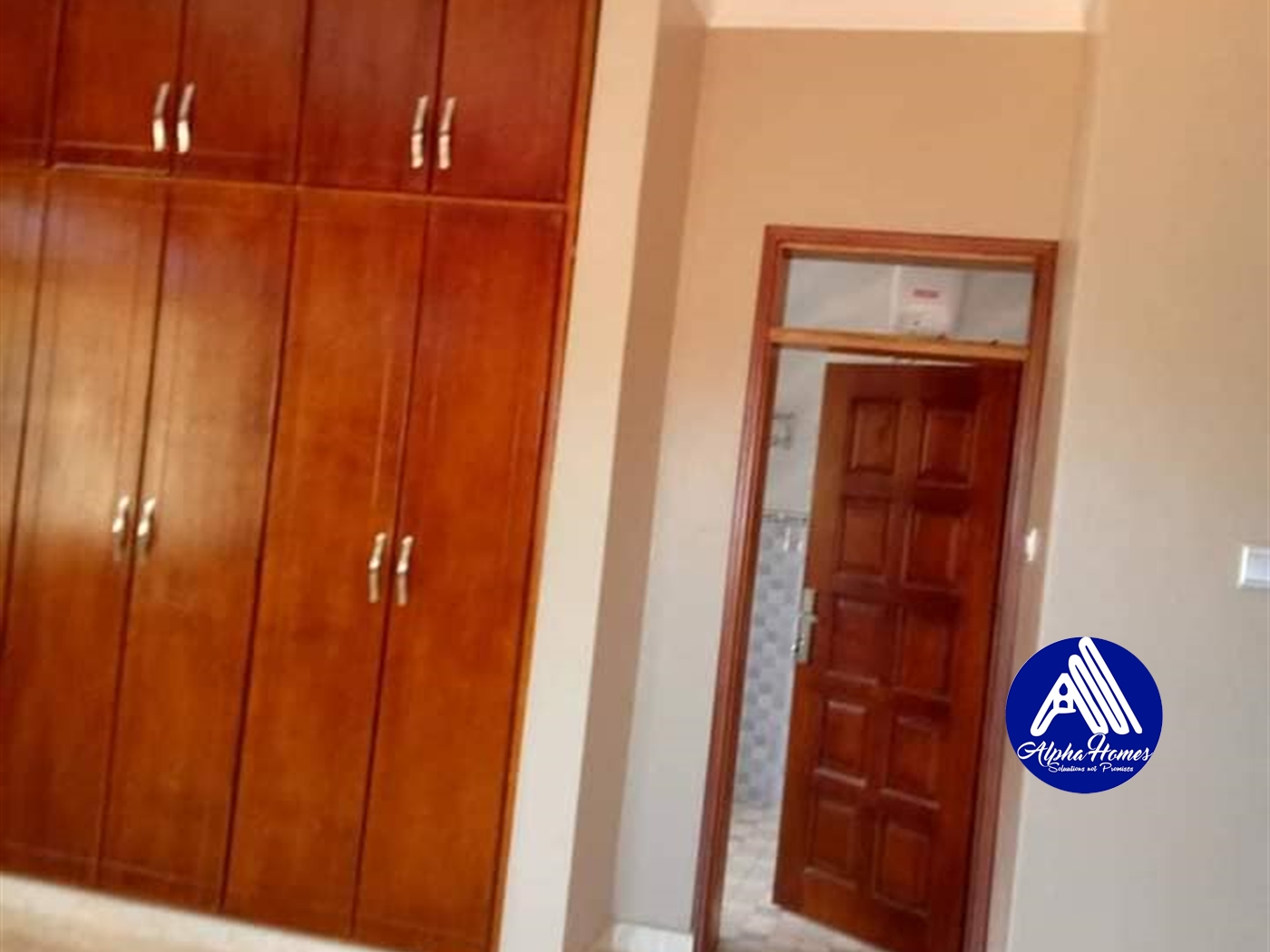 Bungalow for rent in Bugoloobi Kampala