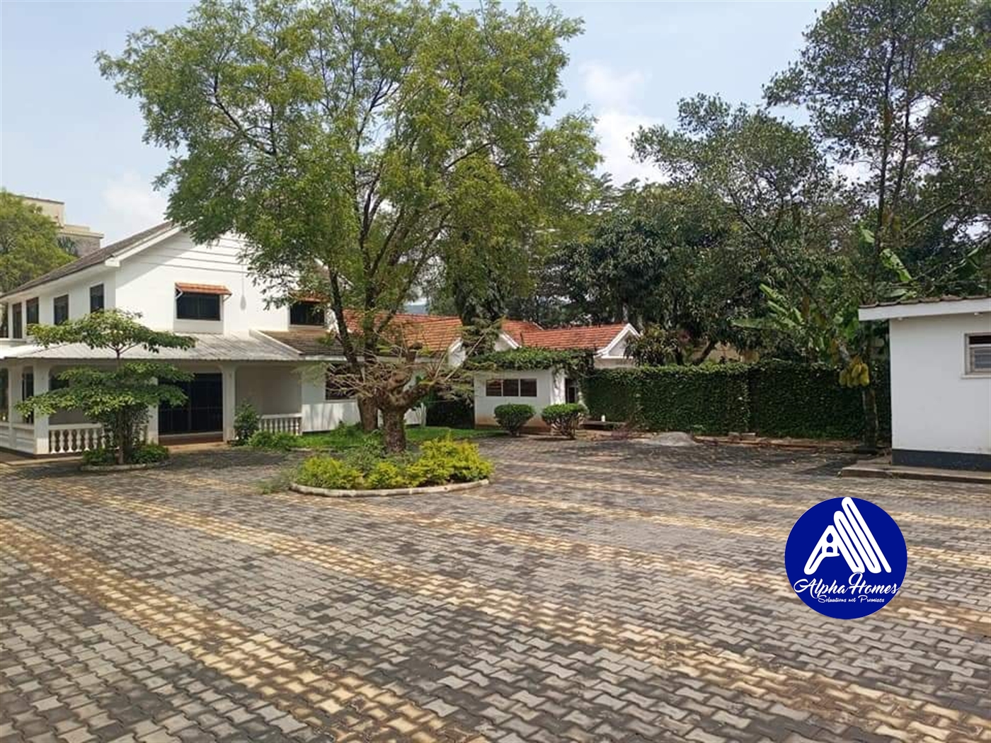 Bungalow for sale in Bugoloobi Kampala