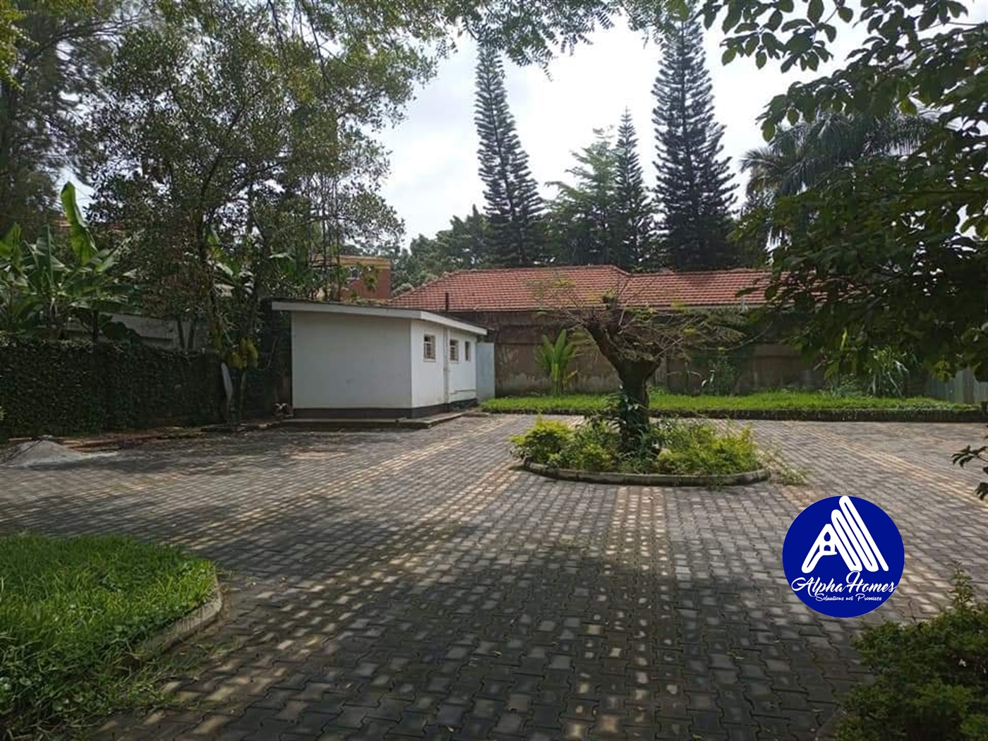 Bungalow for sale in Bugoloobi Kampala