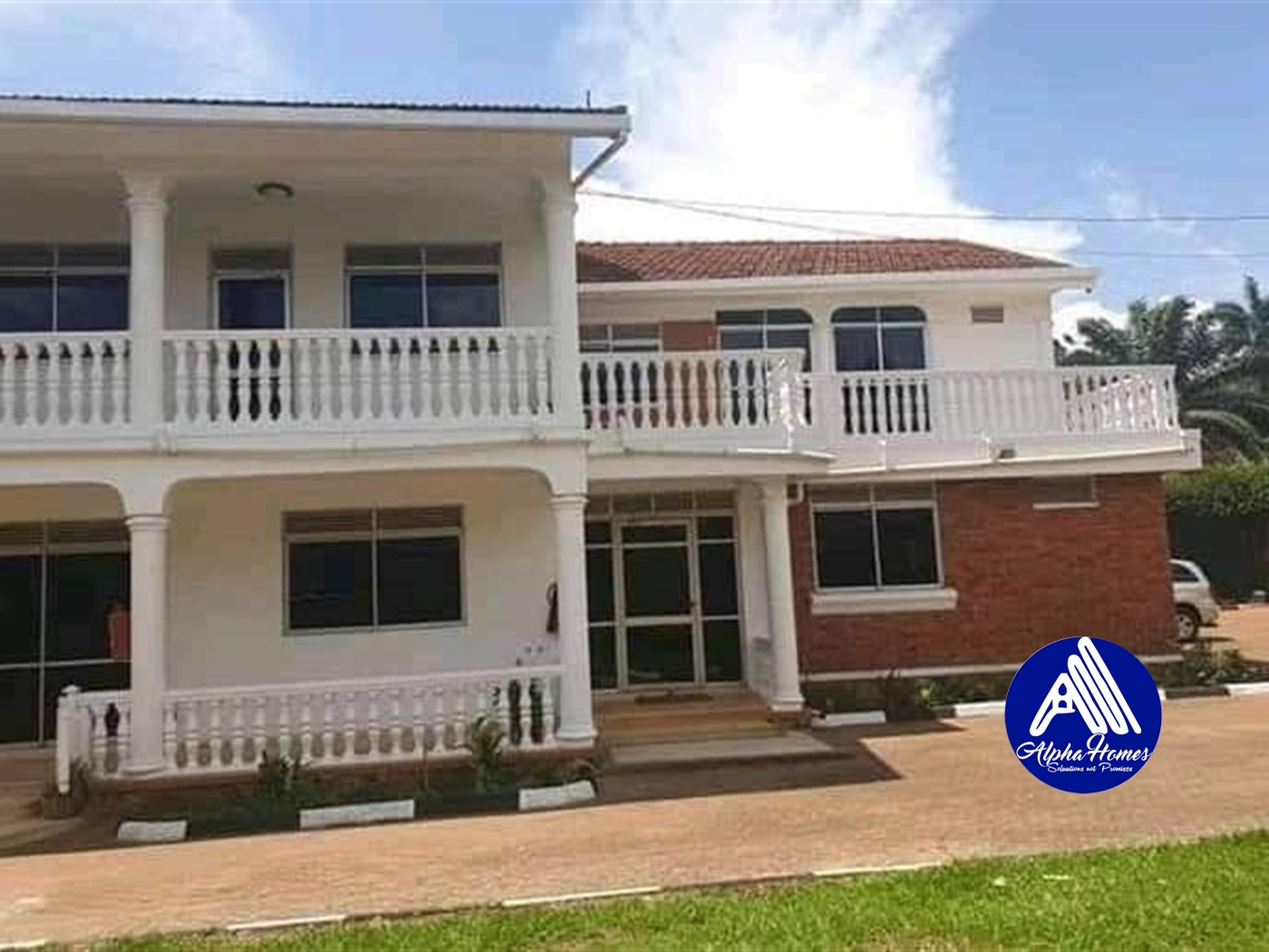 Storeyed house for sale in Bugoloobi Kampala