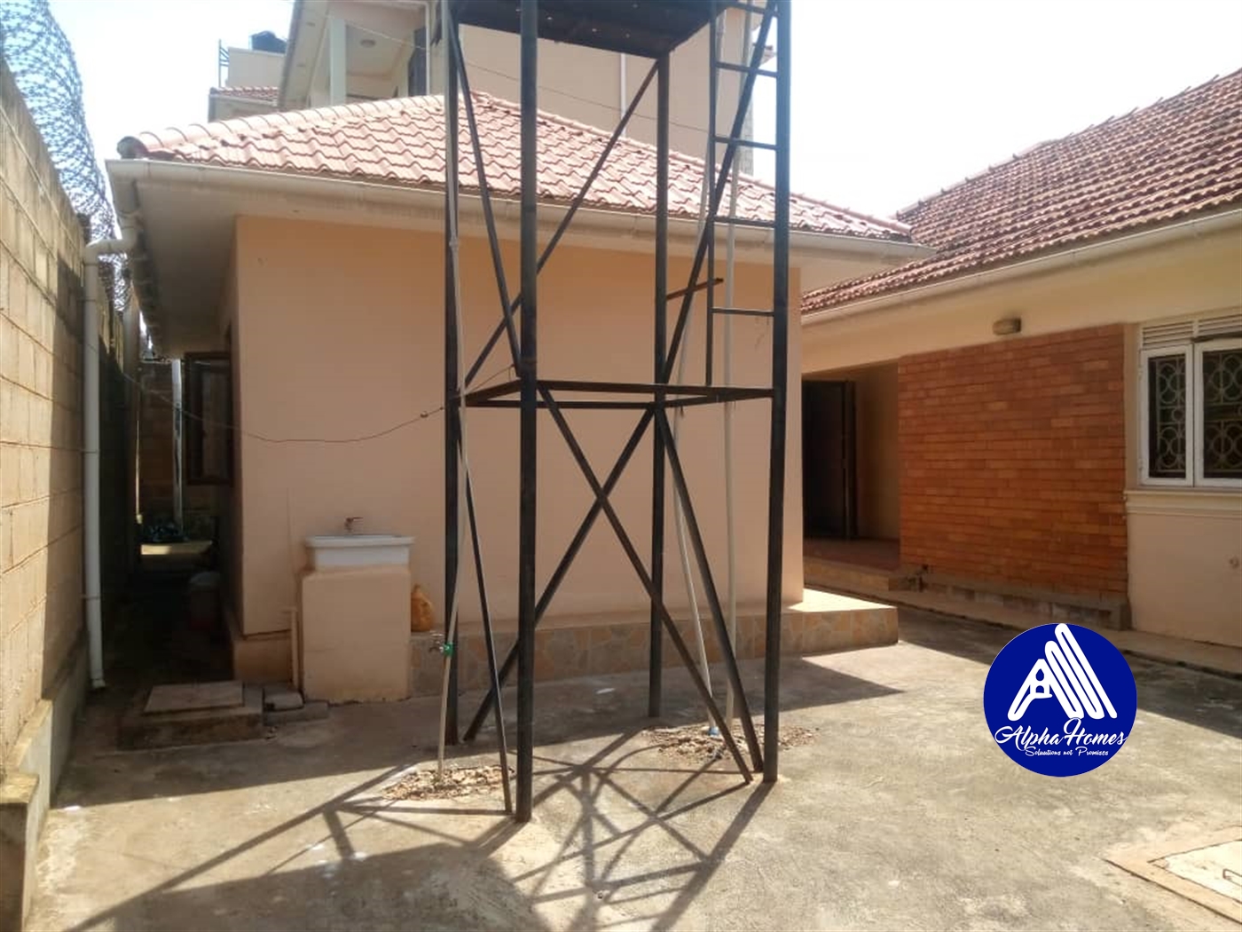 Bungalow for rent in Kiwaatule Kampala