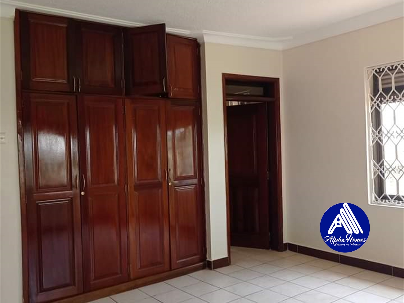 Bungalow for rent in Kiwaatule Kampala