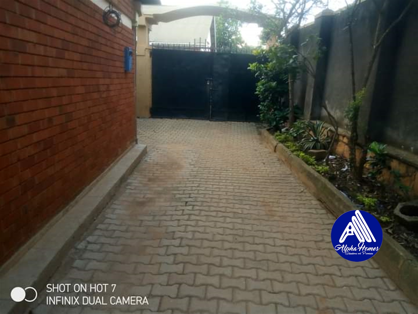 Bungalow for rent in Kiwaatule Kampala